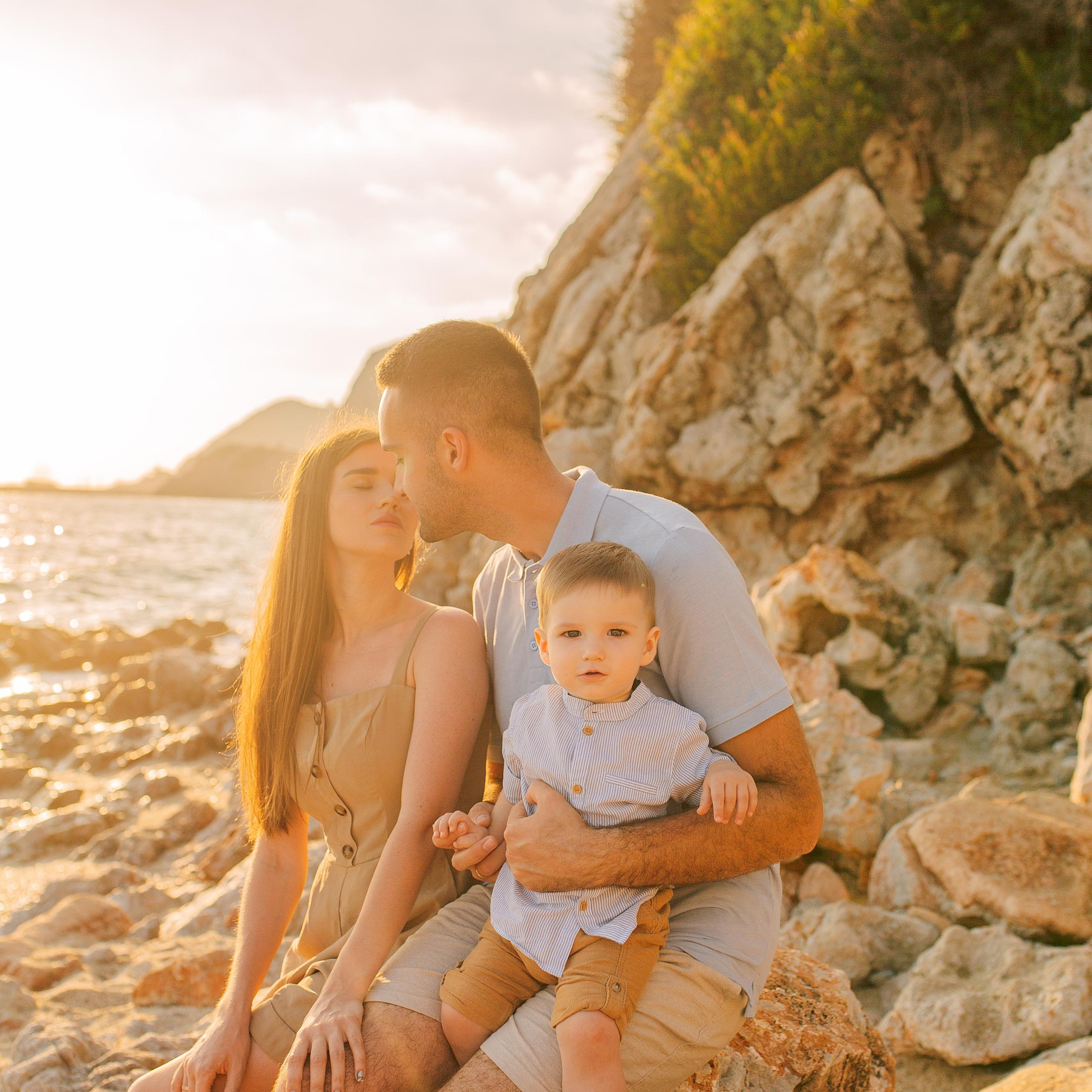Family photoshoot on Cleopatra Beach Alanya, Antalya. Alsu Develi, Photographer in Turkey, Alanya, Side, Belek, Antalya, Kemer, Turkiye. Photoshooting in Alanya. Photosession in Belek, Side