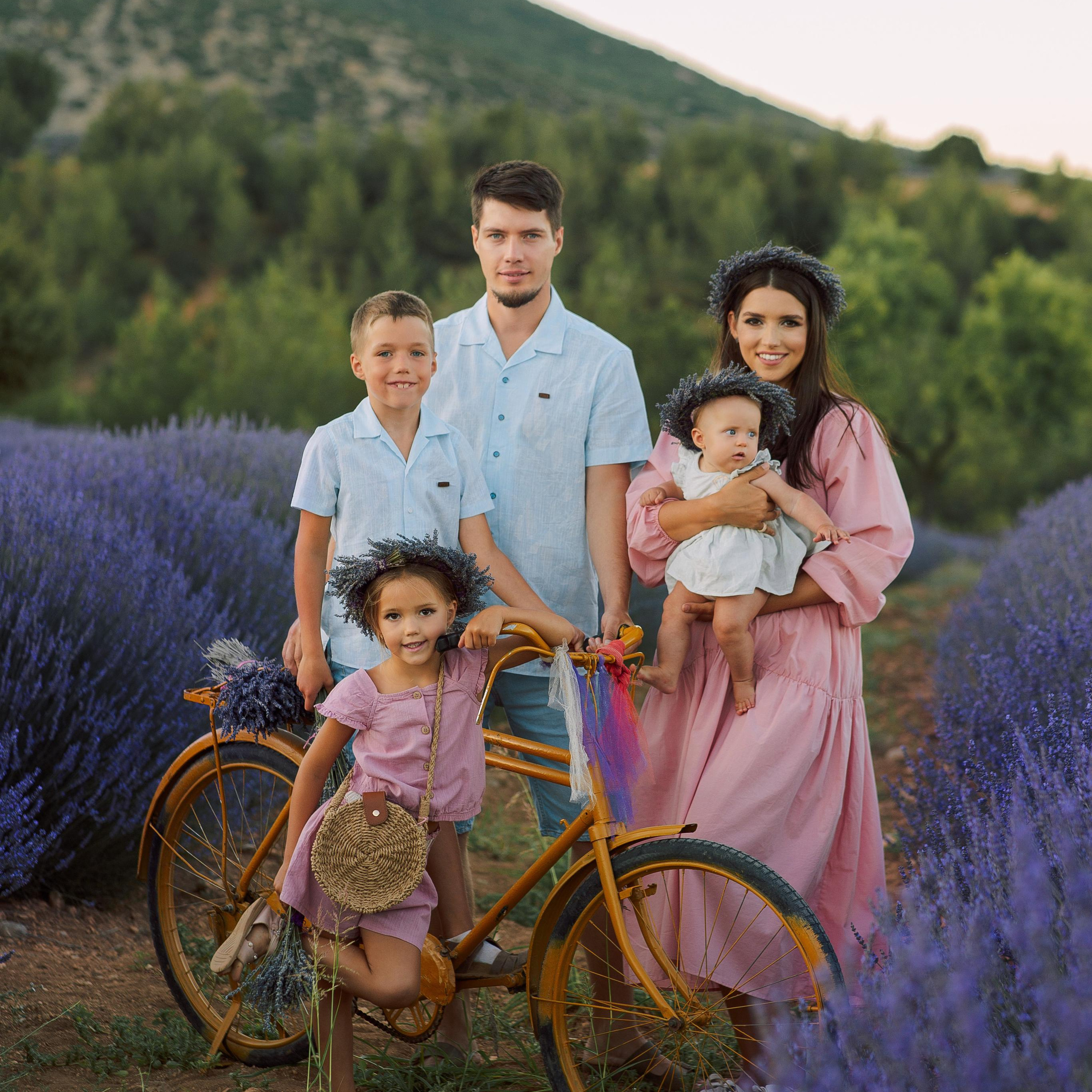 Семейная фотосессия на лавандовых полях. Алсу Девели. Фотограф в Алании в Турции, Аланья, Сиде, Белек, Анталия, Кемер, Конаклы, Окурджалар. Фотосъемки в Алании. Фотосессия в Алания