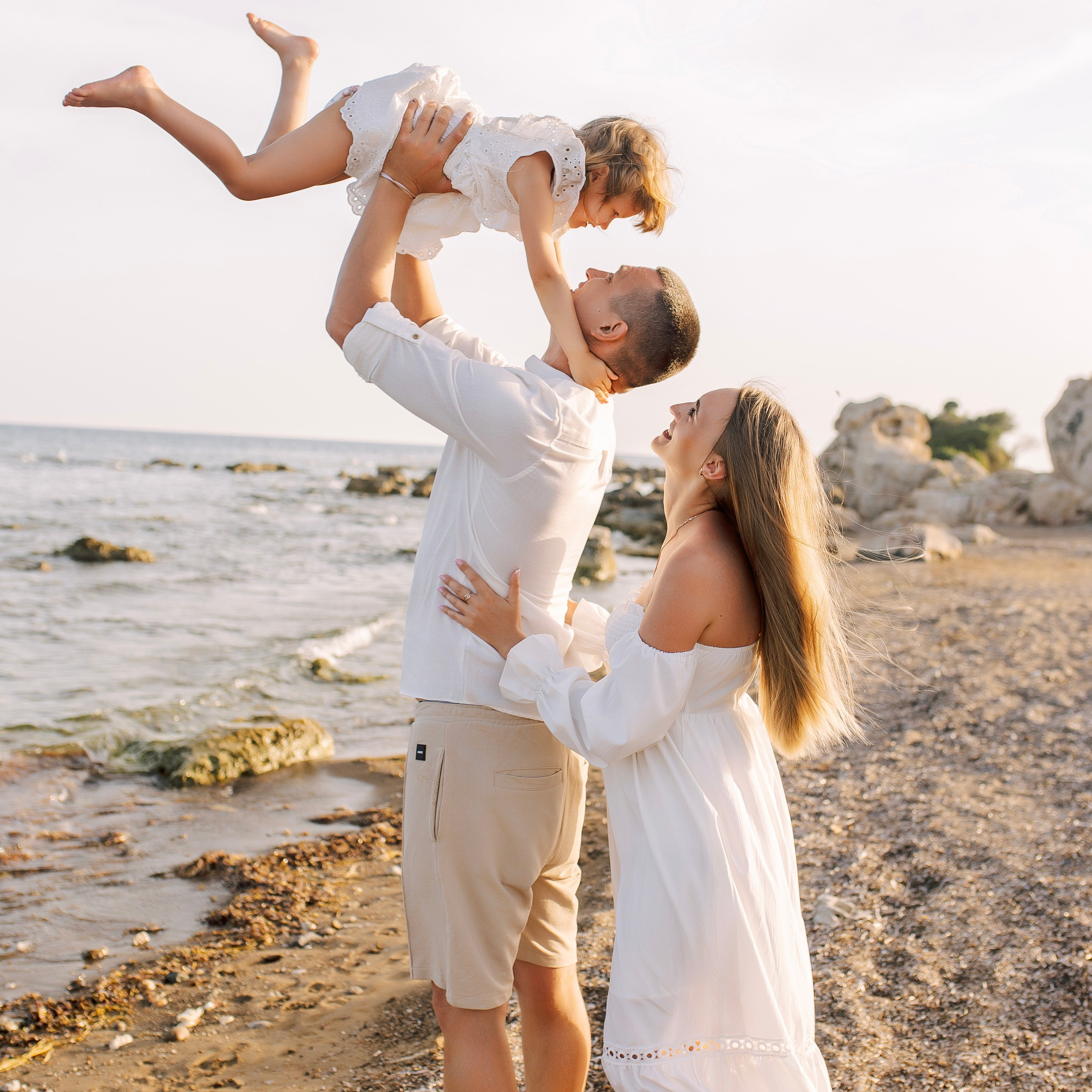 Beach. Sunset. Family photo session on the beach in Side at sunset. Alsu Develi, Photographer in Turkey, Alanya, Side, Belek, Antalya, Kemer, Turkiye. Photoshooting in Alanya. Photosession in Belek, Side