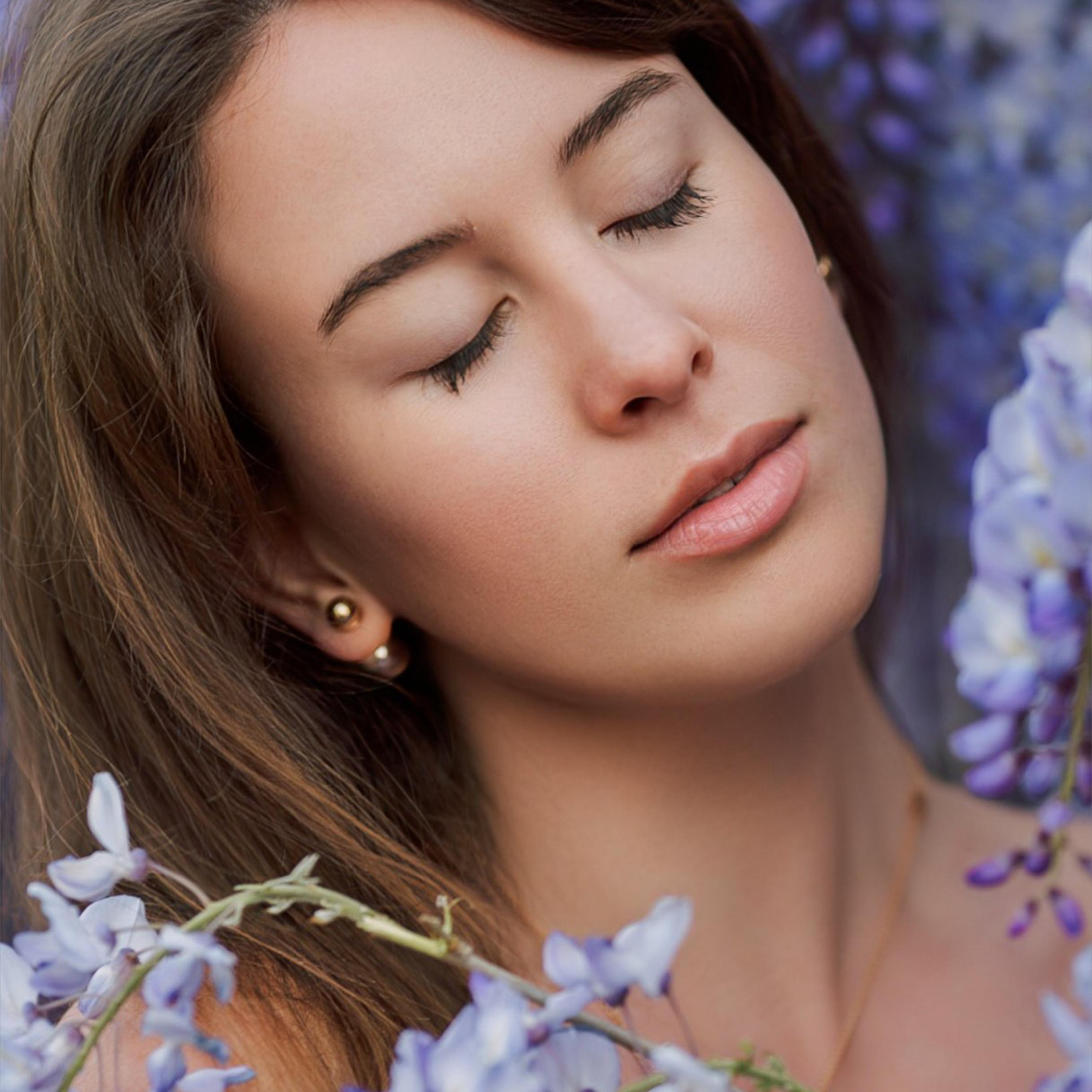 Photo shoot with wisteria. Alsu Develi, Photographer in Turkey, Alanya, Side, Belek, Antalya, Kemer, Turkiye. Photoshooting in Alanya. Photosession in Belek, Side