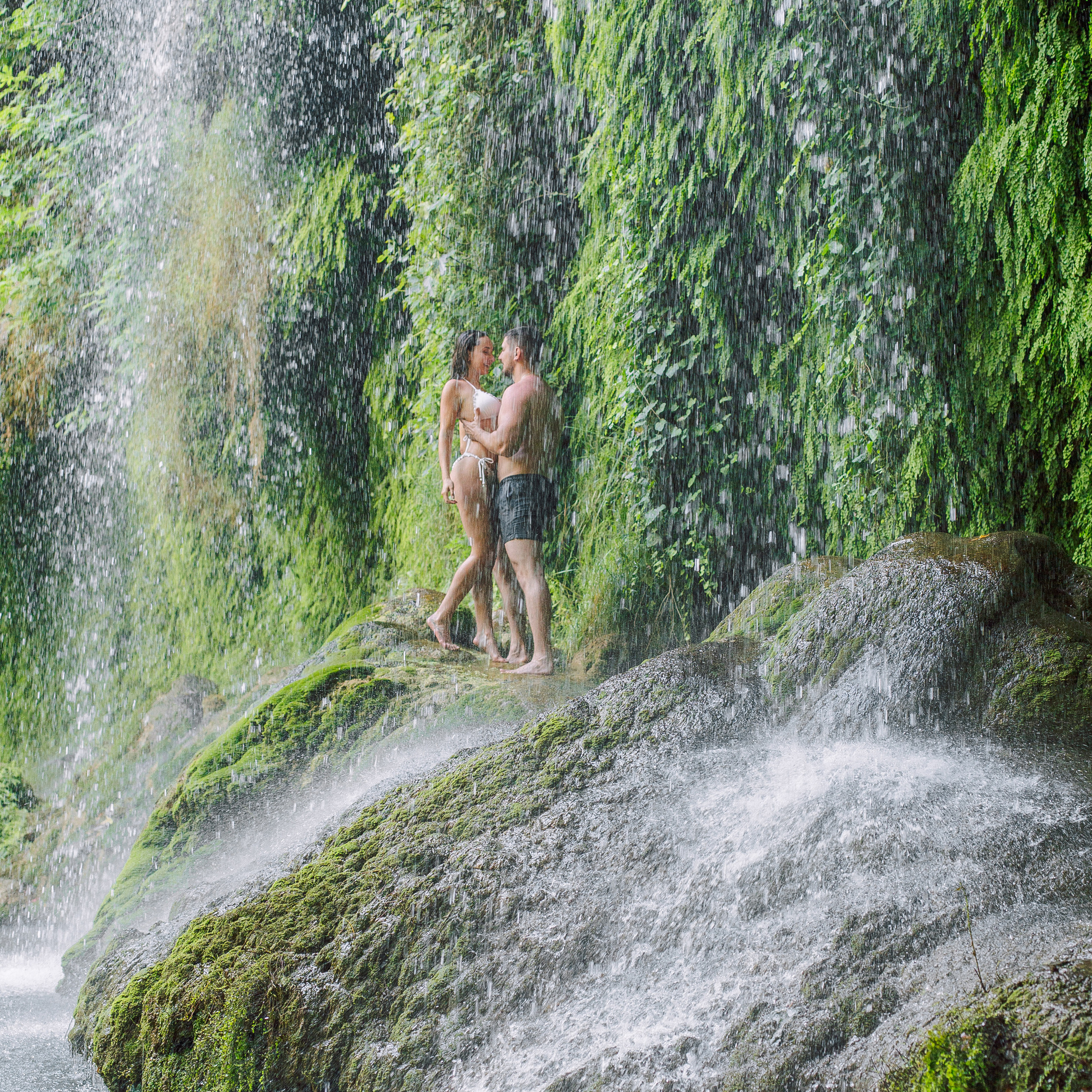 Love story at the waterfall. Alsu Develi, Photographer in Turkey, Alanya, Side, Belek, Antalya, Kemer, Turkiye. Photoshooting in Alanya. Photosession in Belek, Side