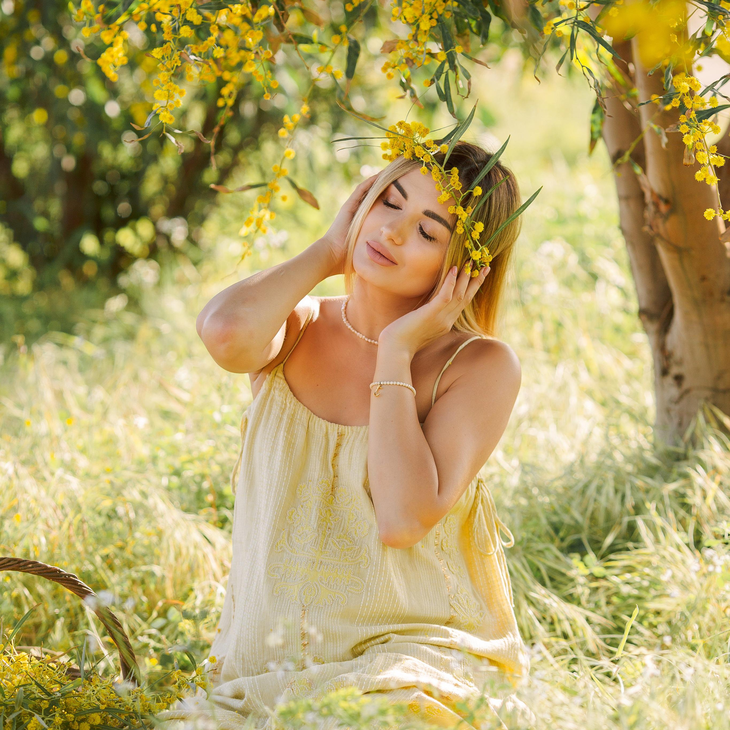 Photo shoot of the unique beauty of yellow mimosa trees. Alsu Develi, Photographer in Turkey, Alanya, Side, Belek, Antalya, Kemer, Turkiye. Photoshooting in Alanya. Photosession in Belek, Side