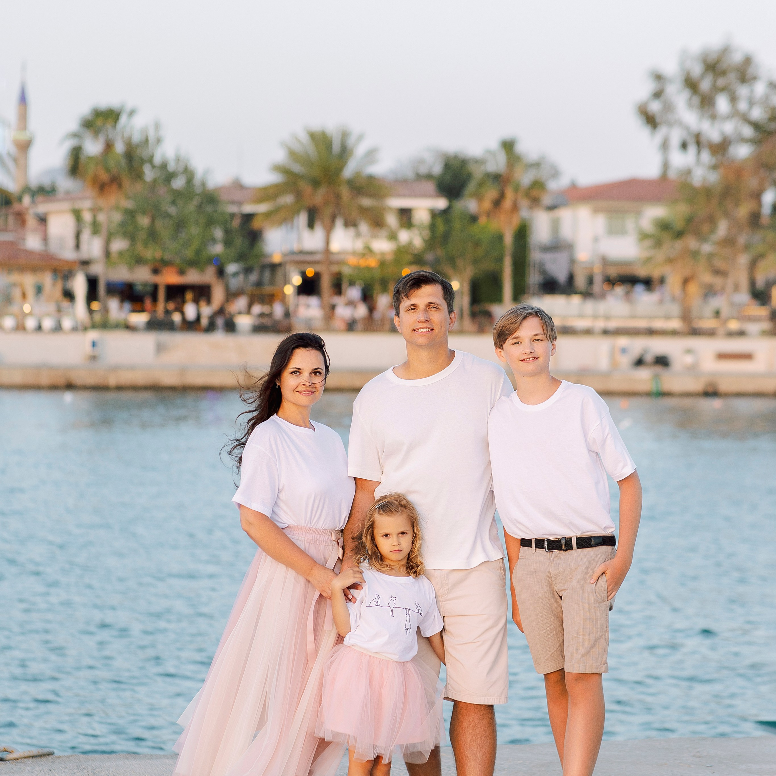 Sunset. Family photo session in the colorful streets of Side. Alsu Develi, Photographer in Turkey, Alanya, Side, Belek, Antalya, Kemer, Turkiye. Photoshooting in Alanya. Photosession in Belek, Side