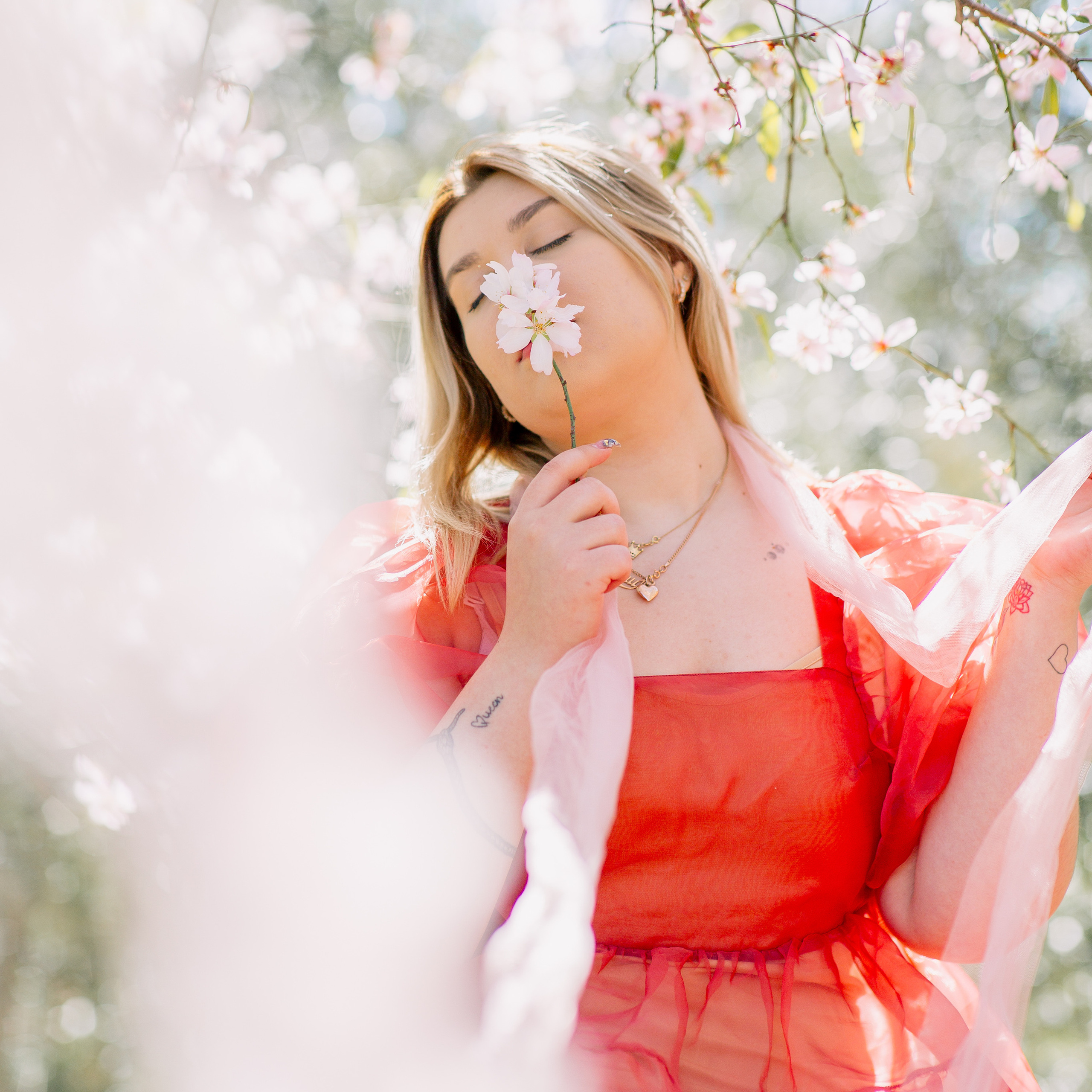Фотосессия цветущем миндале. Алсу Девели. Фотограф в Алании в Турции, Аланья, Сиде, Белек, Анталия, Кемер, Конаклы, Окурджалар. Фотосъемки в Алании. Фотосессия в Алания