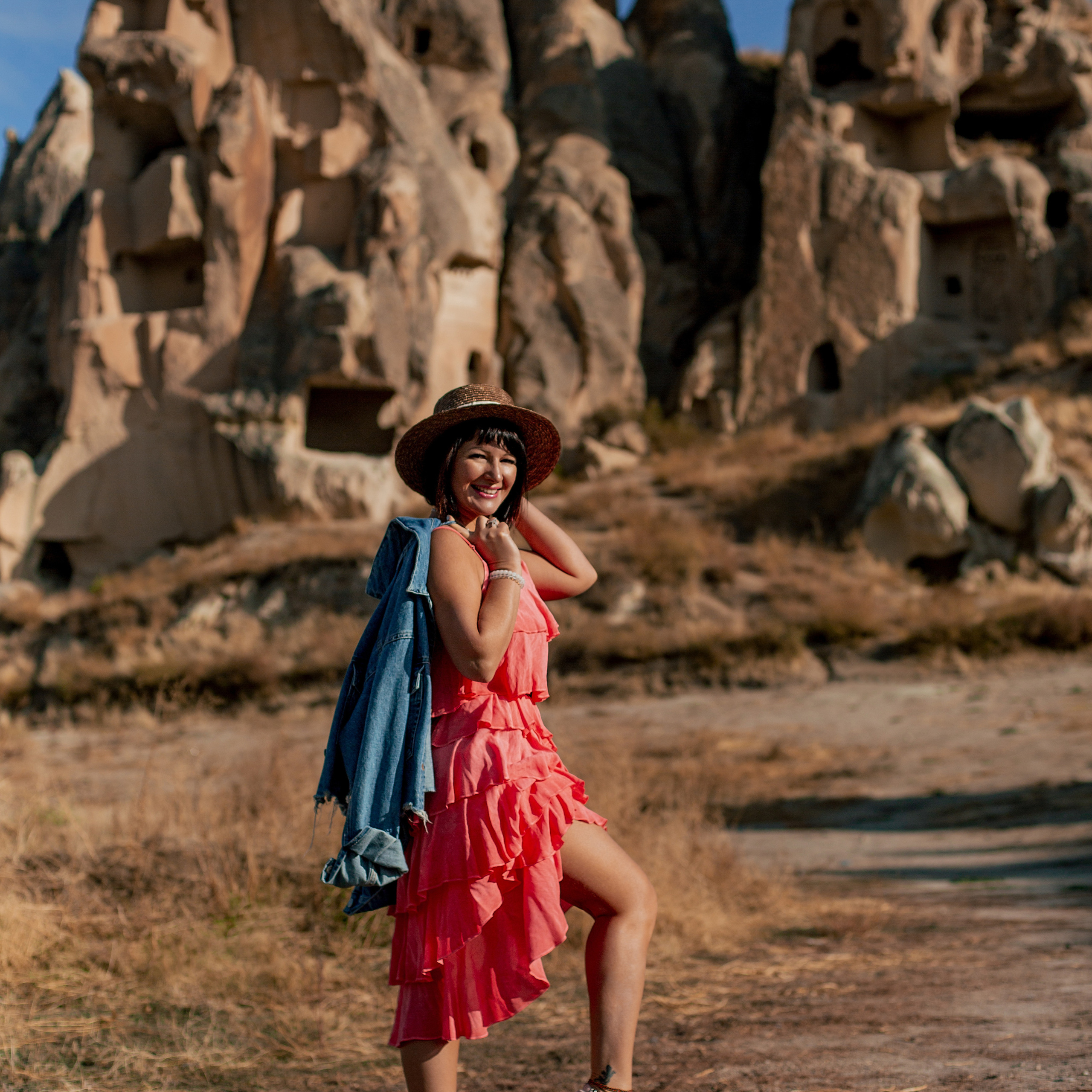 Photo shoot in Cappadocia against the backdrop of floating balloons. Alsu Develi, Photographer in Turkey, Alanya, Side, Belek, Antalya, Kemer, Turkiye. Photoshooting in Alanya. Photosession in Belek, Side