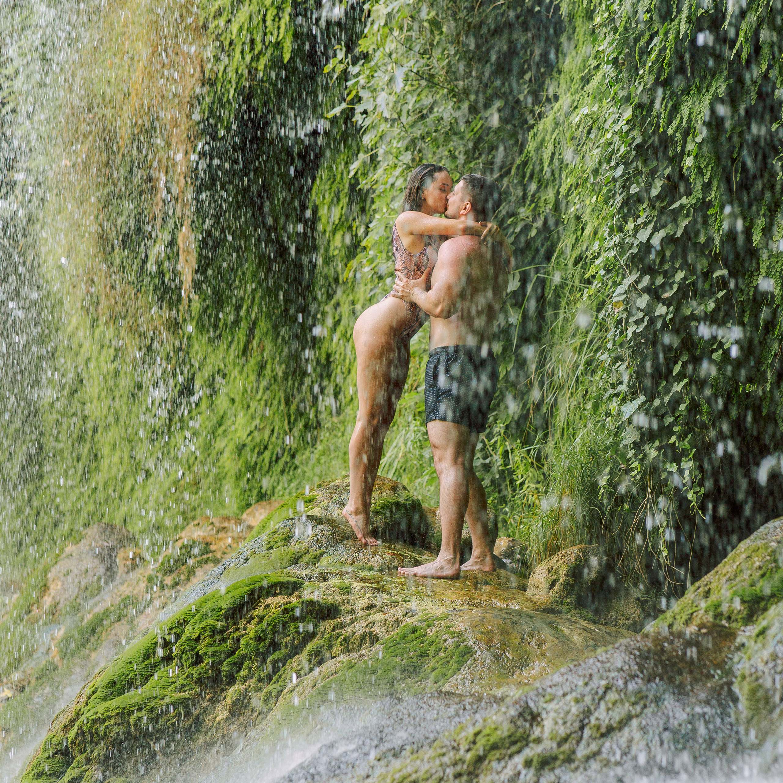 Love story at the waterfall. Alsu Develi, Photographer in Turkey, Alanya, Side, Belek, Antalya, Kemer, Turkiye. Photoshooting in Alanya. Photosession in Belek, Side