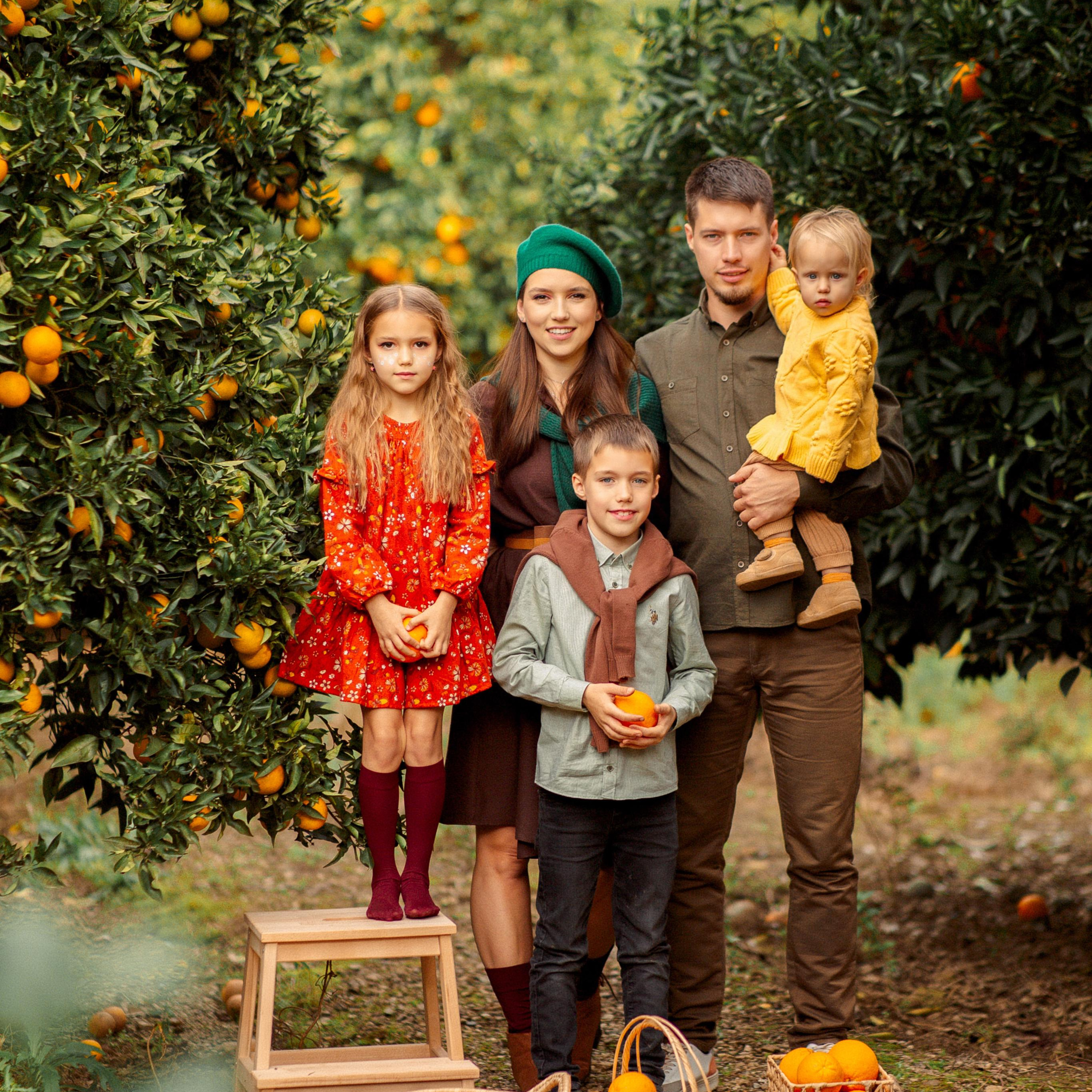 Семейная фотосессия в апельсиновом саду. Алсу Девели. Фотограф в Алании в Турции, Аланья, Сиде, Белек, Анталия, Кемер, Конаклы, Окурджалар. Фотосъемки в Алании. Фотосессия в Алания