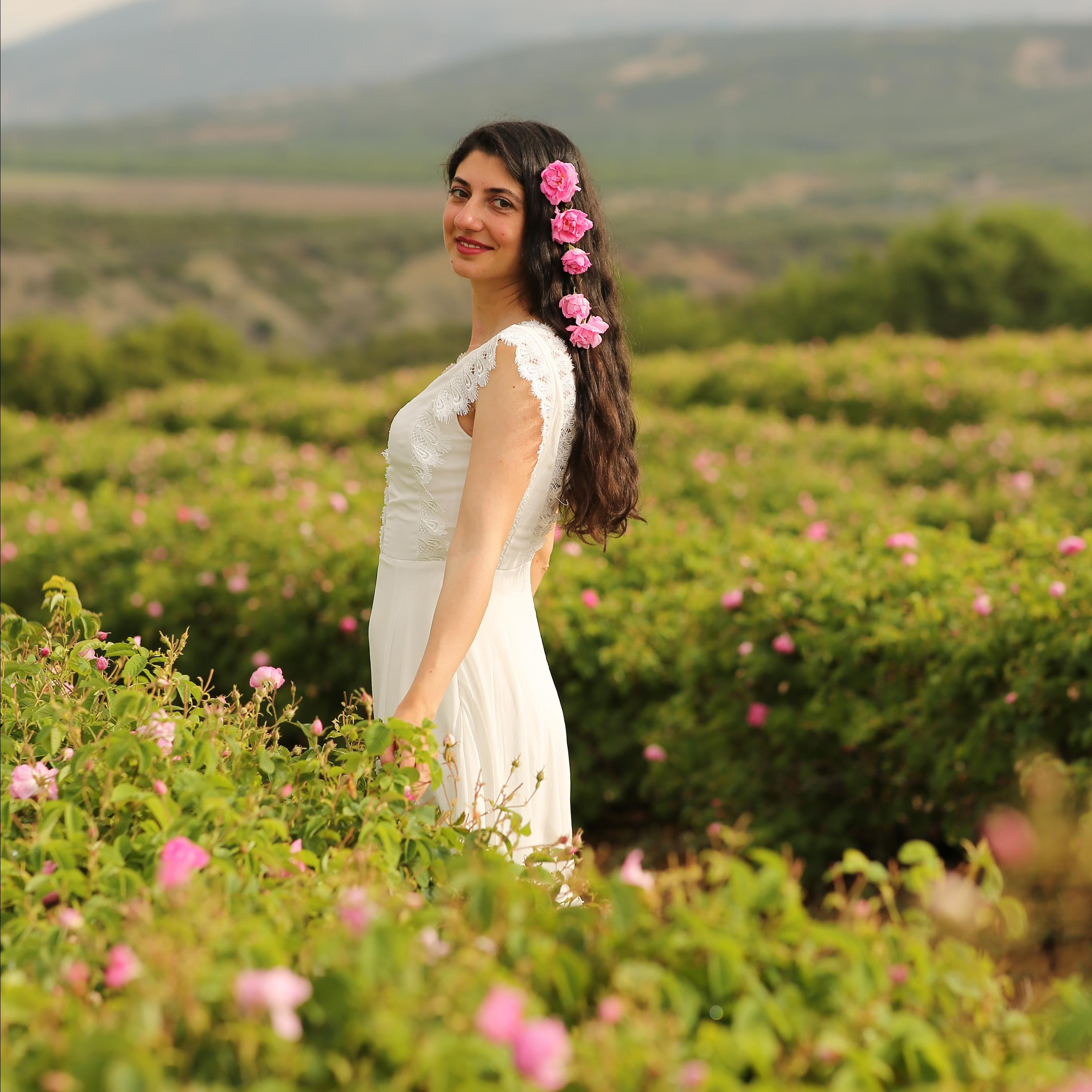 Фотосессия в розарии. Алсу Девели. Фотограф в Алании в Турции, Аланья, Сиде, Белек, Анталия, Кемер, Конаклы, Окурджалар. Фотосъемки в Алании. Фотосессия в Алания