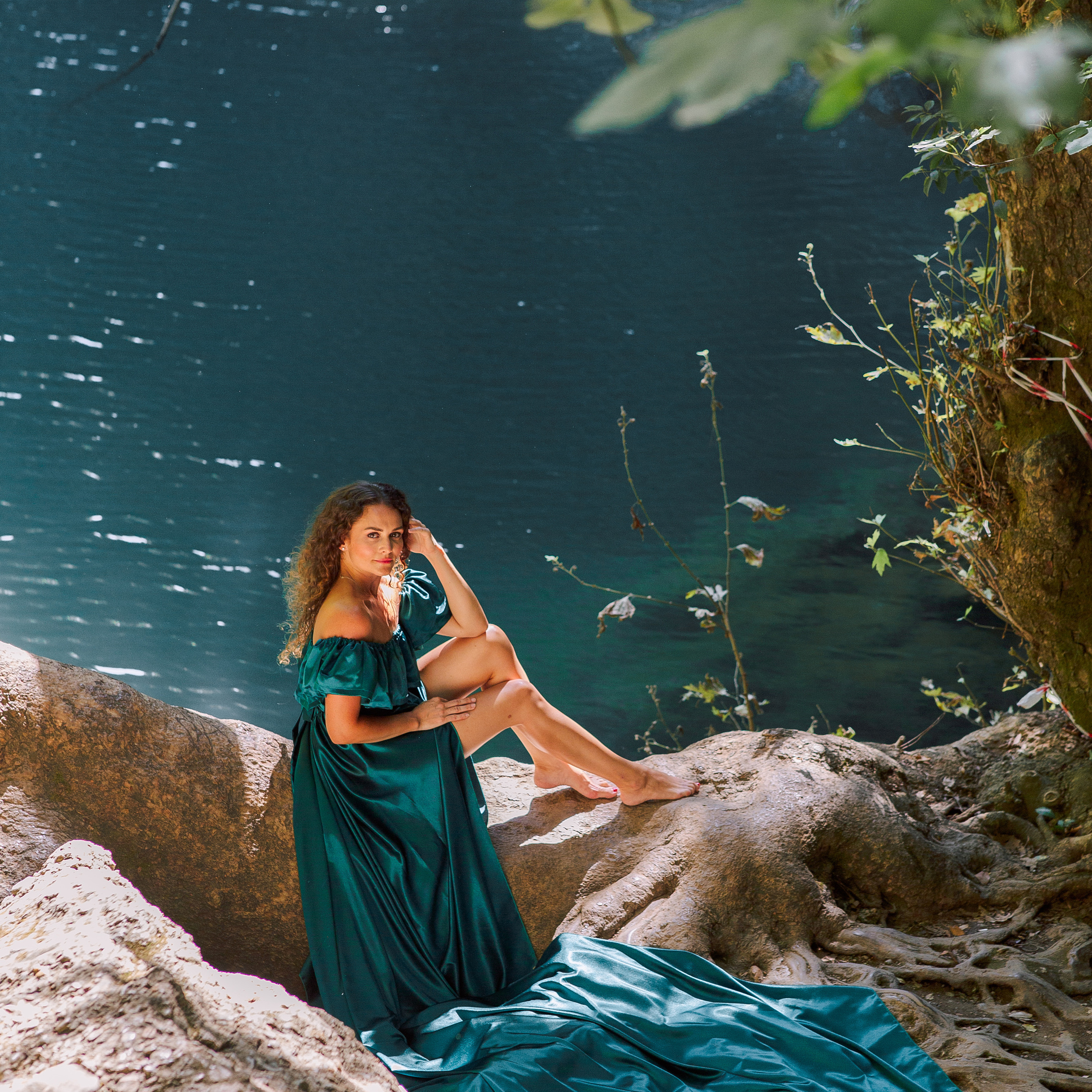 Photo shoot at the waterfall for mom and daughter. Alsu Develi, Photographer in Turkey, Alanya, Side, Belek, Antalya, Kemer, Turkiye. Photoshooting in Alanya. Photosession in Belek, Side