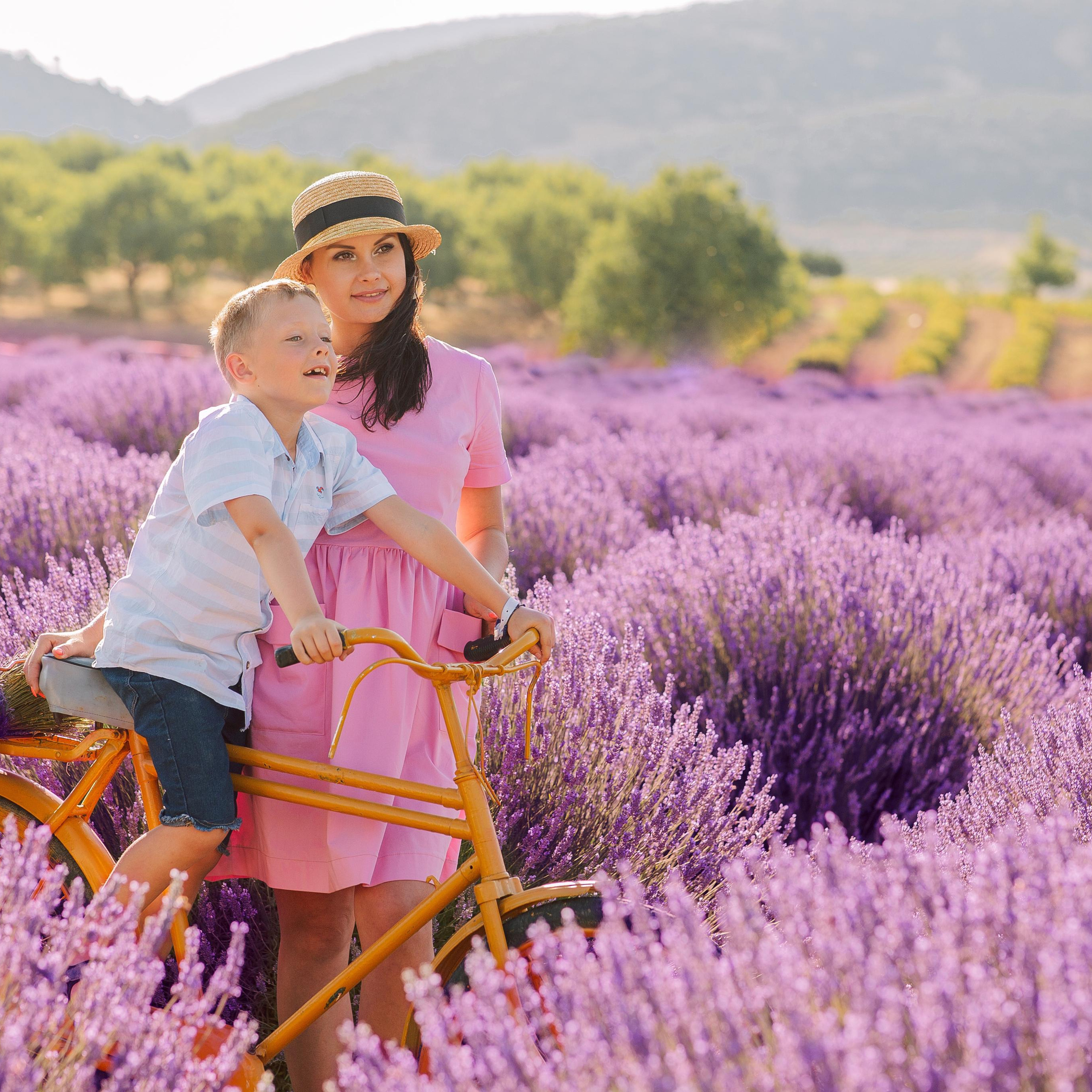Individual photo session in a lavender field. Alsu Develi, Photographer in Turkey, Alanya, Side, Belek, Antalya, Kemer, Turkiye. Photoshooting in Alanya. Photosession in Belek, Side