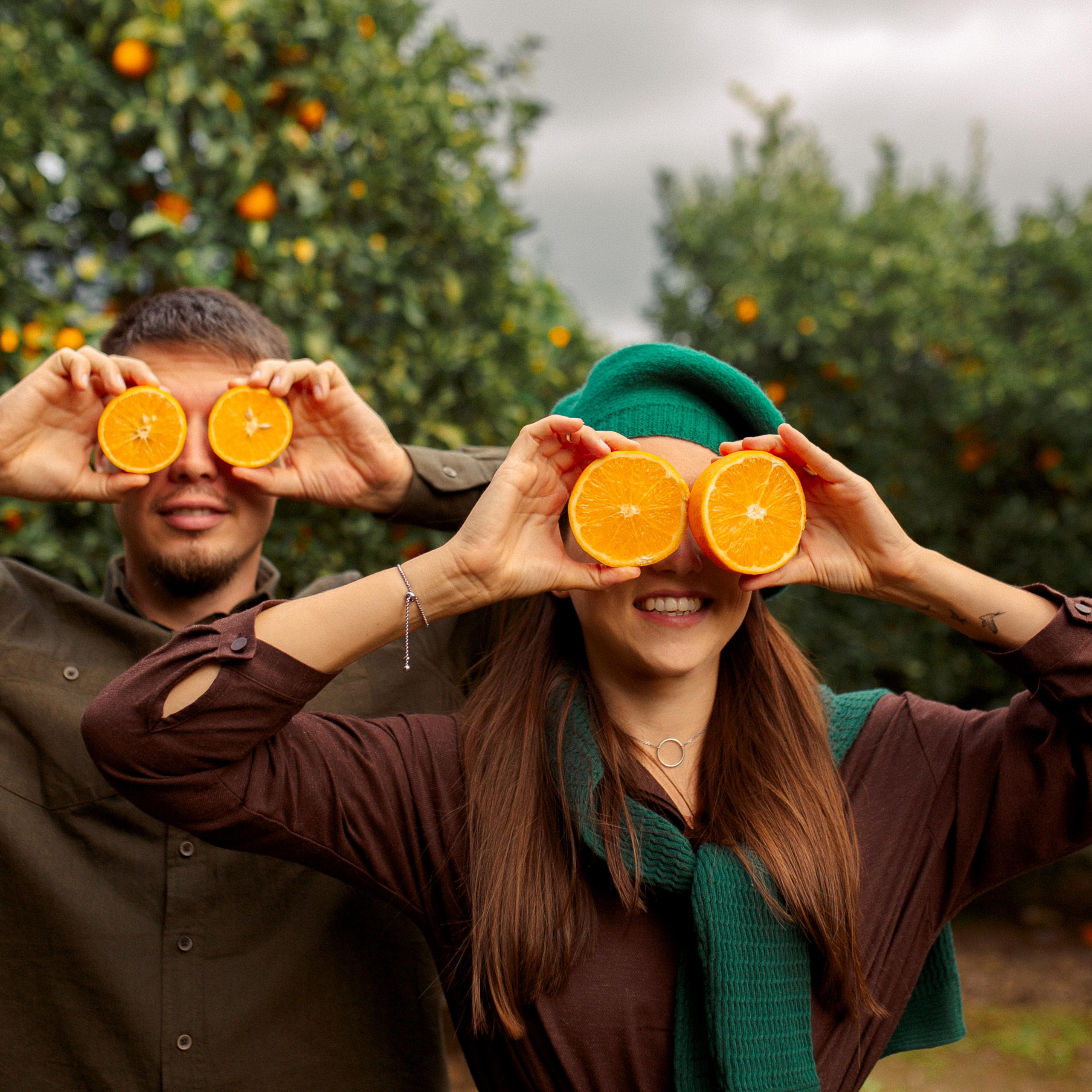 Семейная фотосессия в апельсиновом саду. Алсу Девели. Фотограф в Алании в Турции, Аланья, Сиде, Белек, Анталия, Кемер, Конаклы, Окурджалар. Фотосъемки в Алании. Фотосессия в Алания