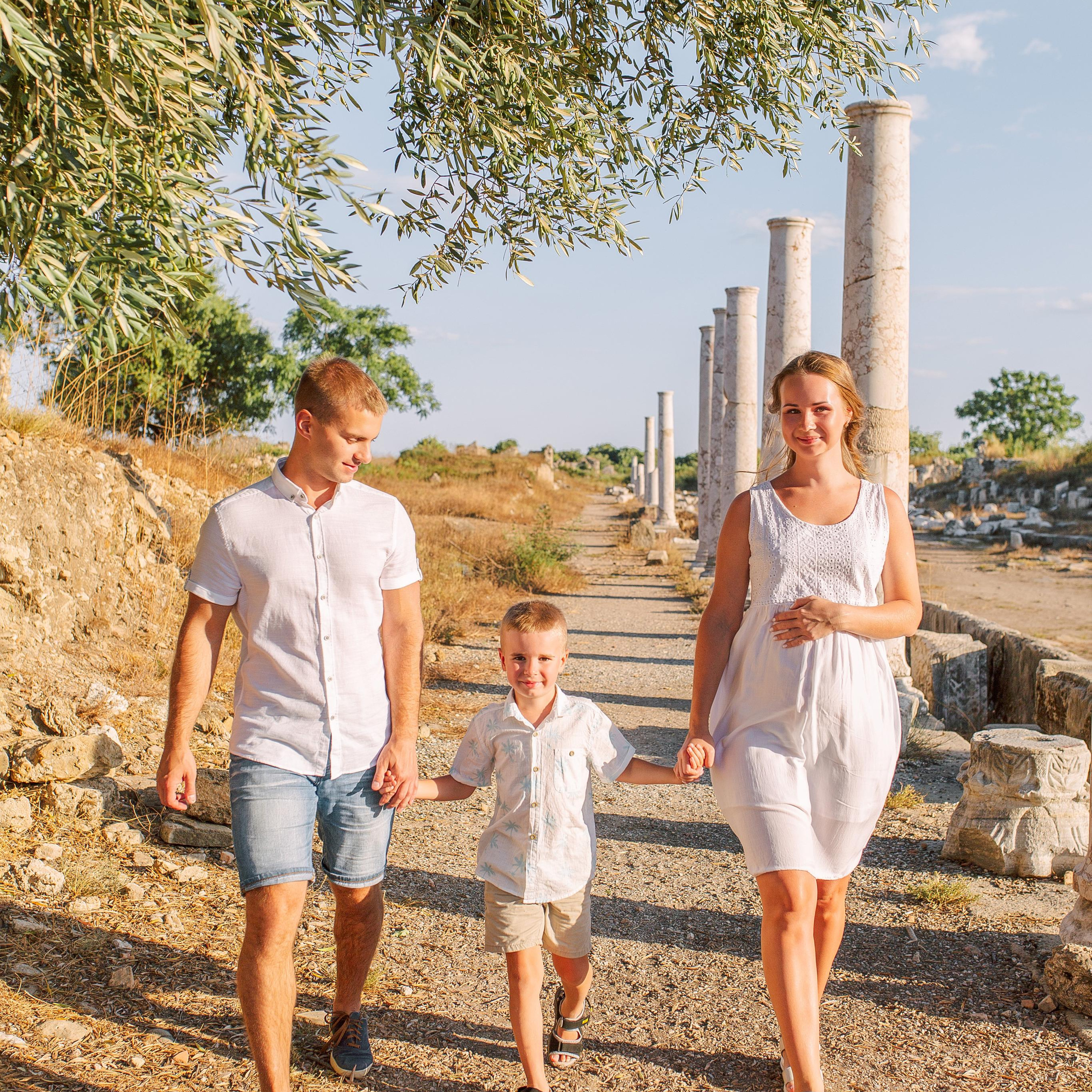 Family photoshooting in the ancient city of Side at sunset. Alsu Develi, Photographer in Turkey, Alanya, Side, Belek, Antalya, Kemer, Turkiye. Photoshooting in Alanya. Photosession in Belek, Side