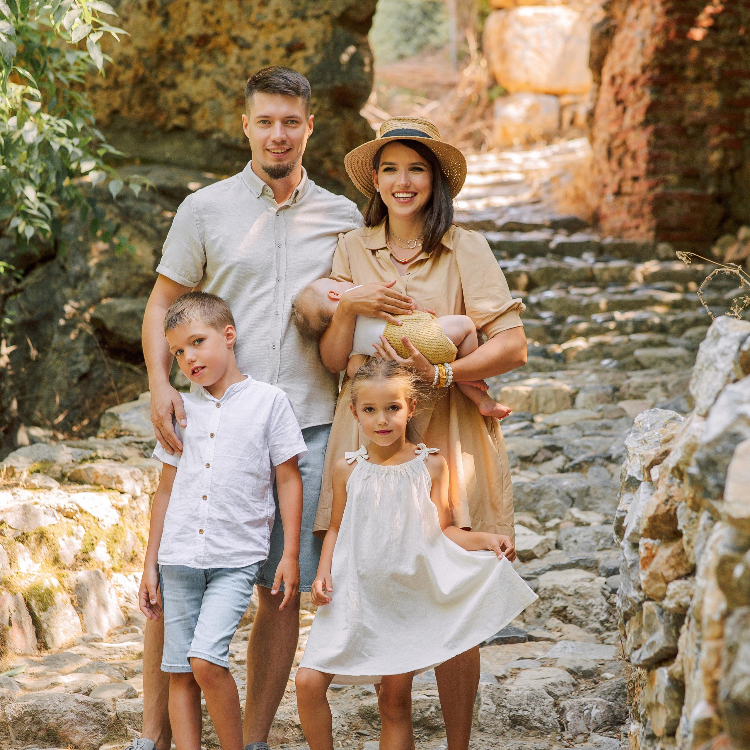 Day. Colorful streets. Family shooting near the Alanya fortress. Alanya. Alsu Develi, Photographer in Turkey, Alanya, Side, Belek, Antalya, Kemer, Turkiye. Photoshooting in Alanya. Photosession in Belek, Side