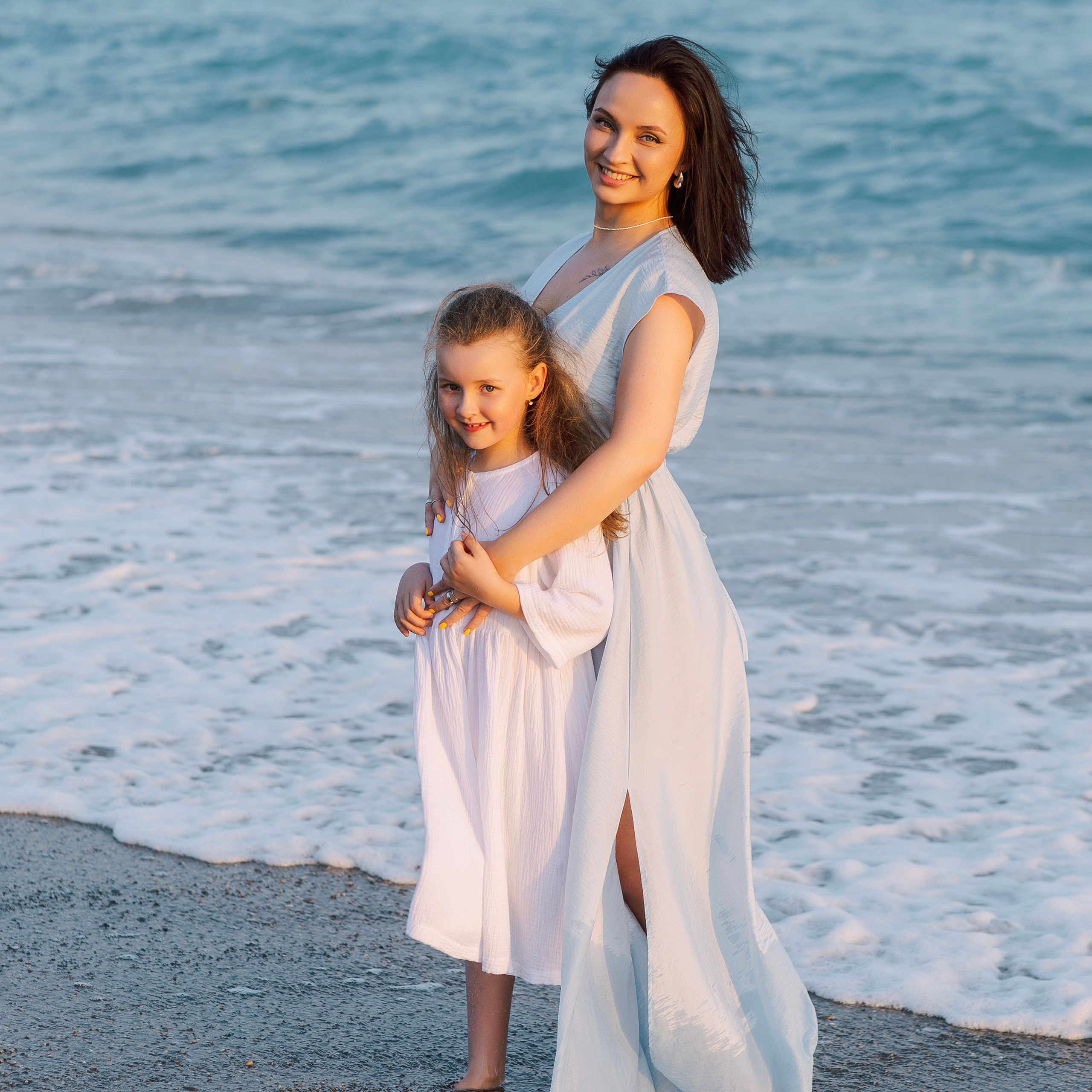 Family photo session on the beach in Side at sunset. Alsu Develi, Photographer in Turkey, Alanya, Side, Belek, Antalya, Kemer, Turkiye. Photoshooting in Alanya. Photosession in Belek, Side