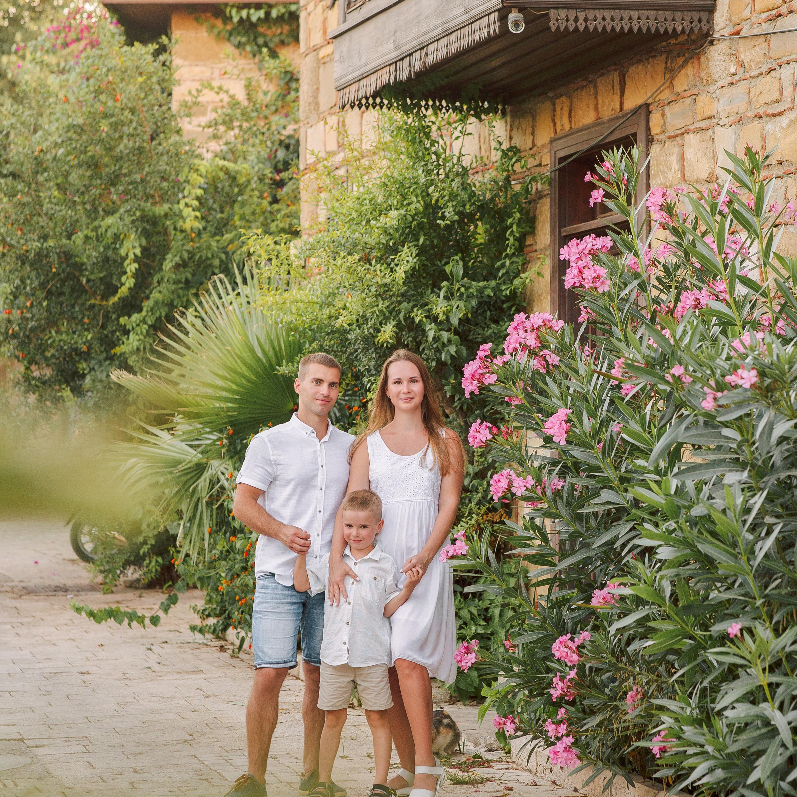 Family photoshooting in the ancient city of Side at sunset. Alsu Develi, Photographer in Turkey, Alanya, Side, Belek, Antalya, Kemer, Turkiye. Photoshooting in Alanya. Photosession in Belek, Side