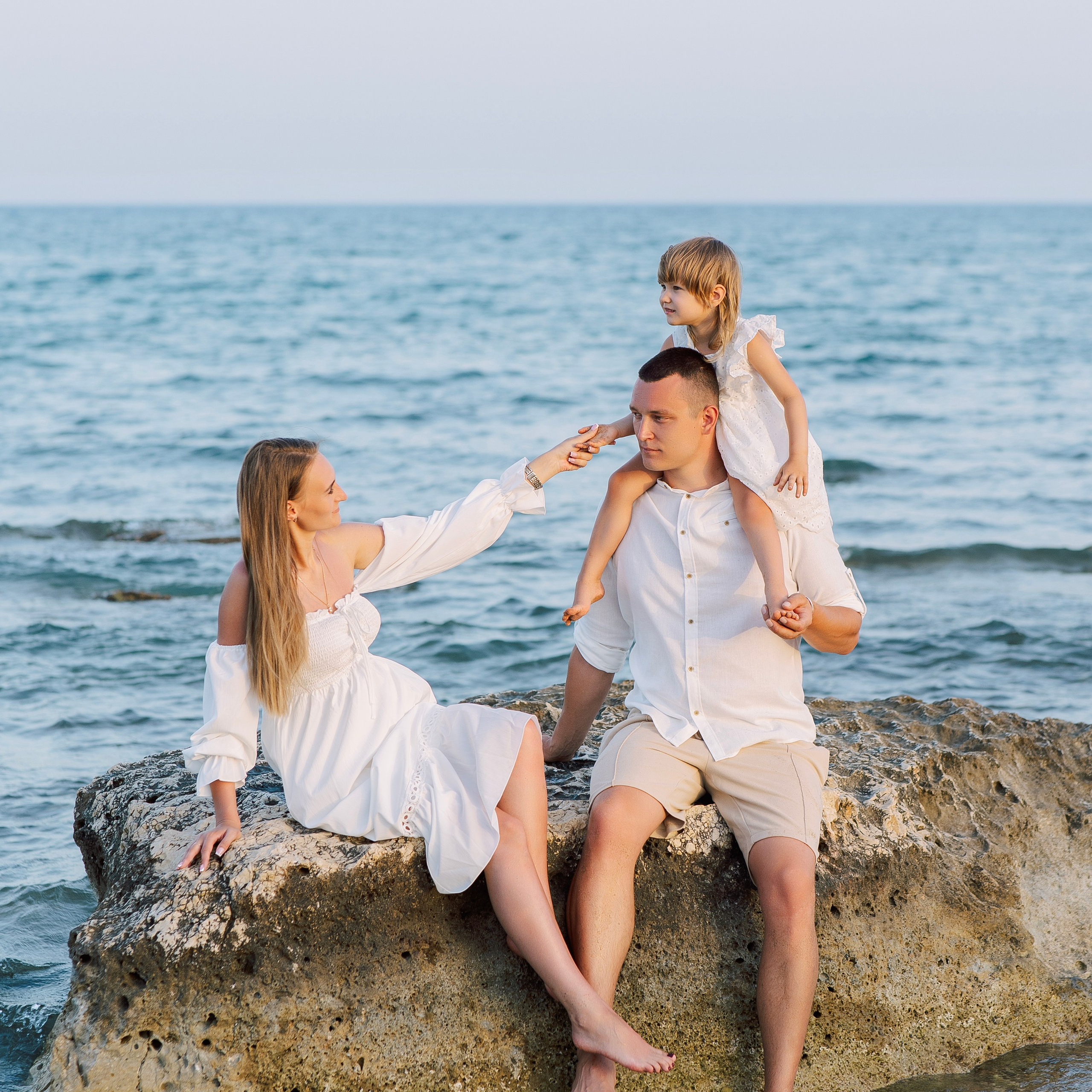 Beach. Sunset. Family photo session on the beach in Side at sunset. Alsu Develi, Photographer in Turkey, Alanya, Side, Belek, Antalya, Kemer, Turkiye. Photoshooting in Alanya. Photosession in Belek, Side