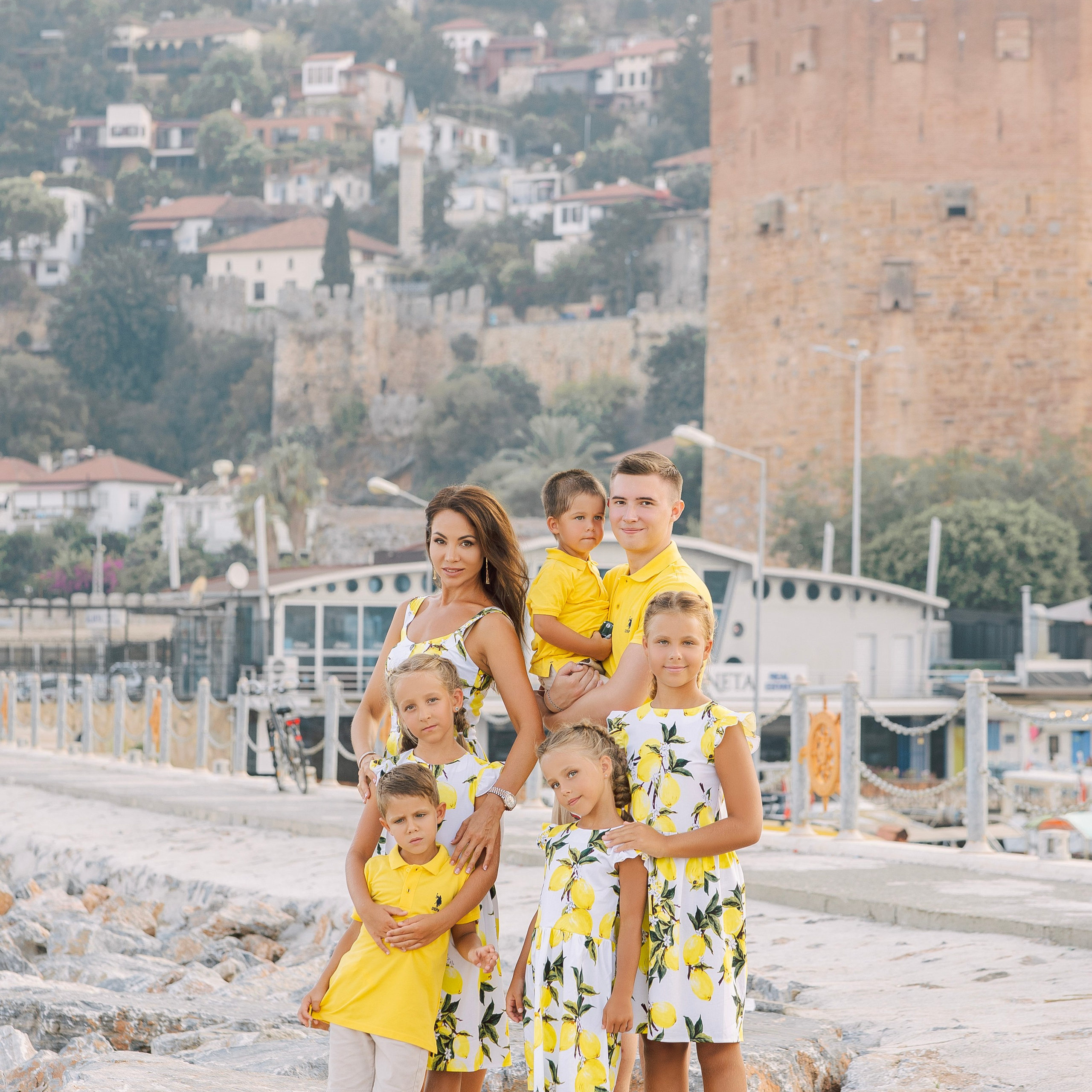 Фотосессия для большой и нарядной семьи в порту Аланьи. Алсу Девели. Фотограф в Алании в Турции, Аланья, Сиде, Белек, Анталия, Кемер, Конаклы, Окурджалар. Фотосъемки в Алании. Фотосессия в Алания