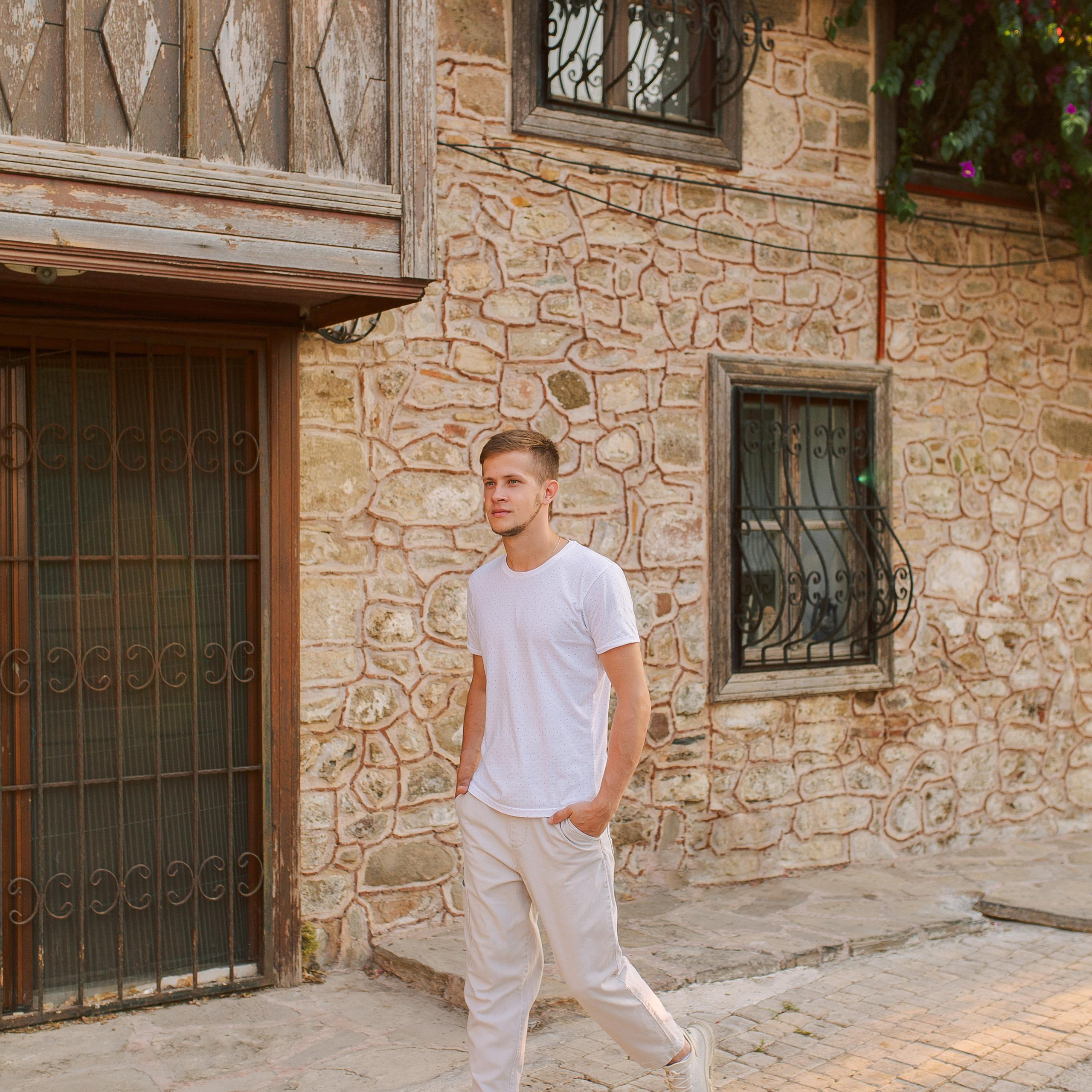 Couple photo shoot in the ancient city of Side at sunrise. Alsu Develi, Photographer in Turkey, Alanya, Side, Belek, Antalya, Kemer, Turkiye. Photoshooting in Alanya. Photosession in Belek, Side