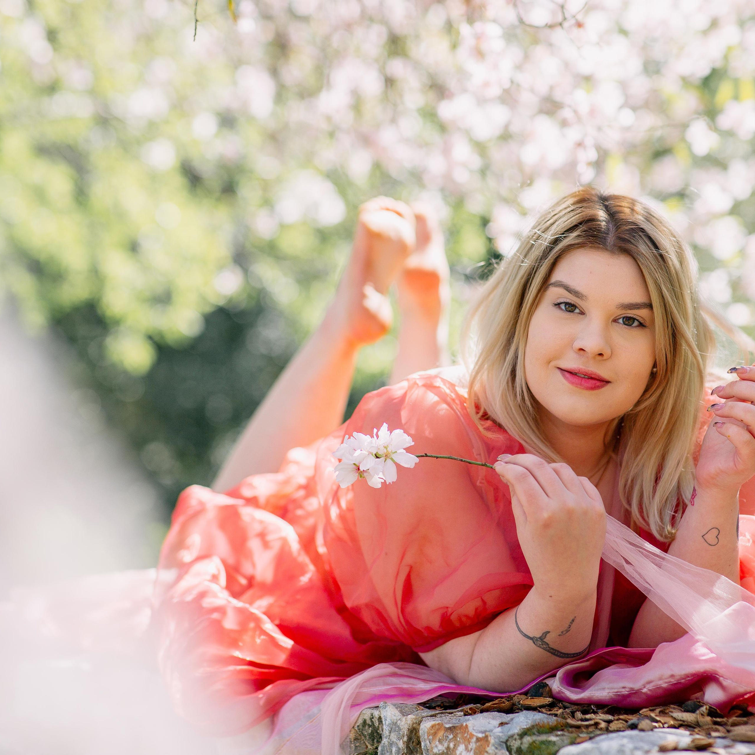 Фотосессия цветущем миндале. Алсу Девели. Фотограф в Алании в Турции, Аланья, Сиде, Белек, Анталия, Кемер, Конаклы, Окурджалар. Фотосъемки в Алании. Фотосессия в Алания