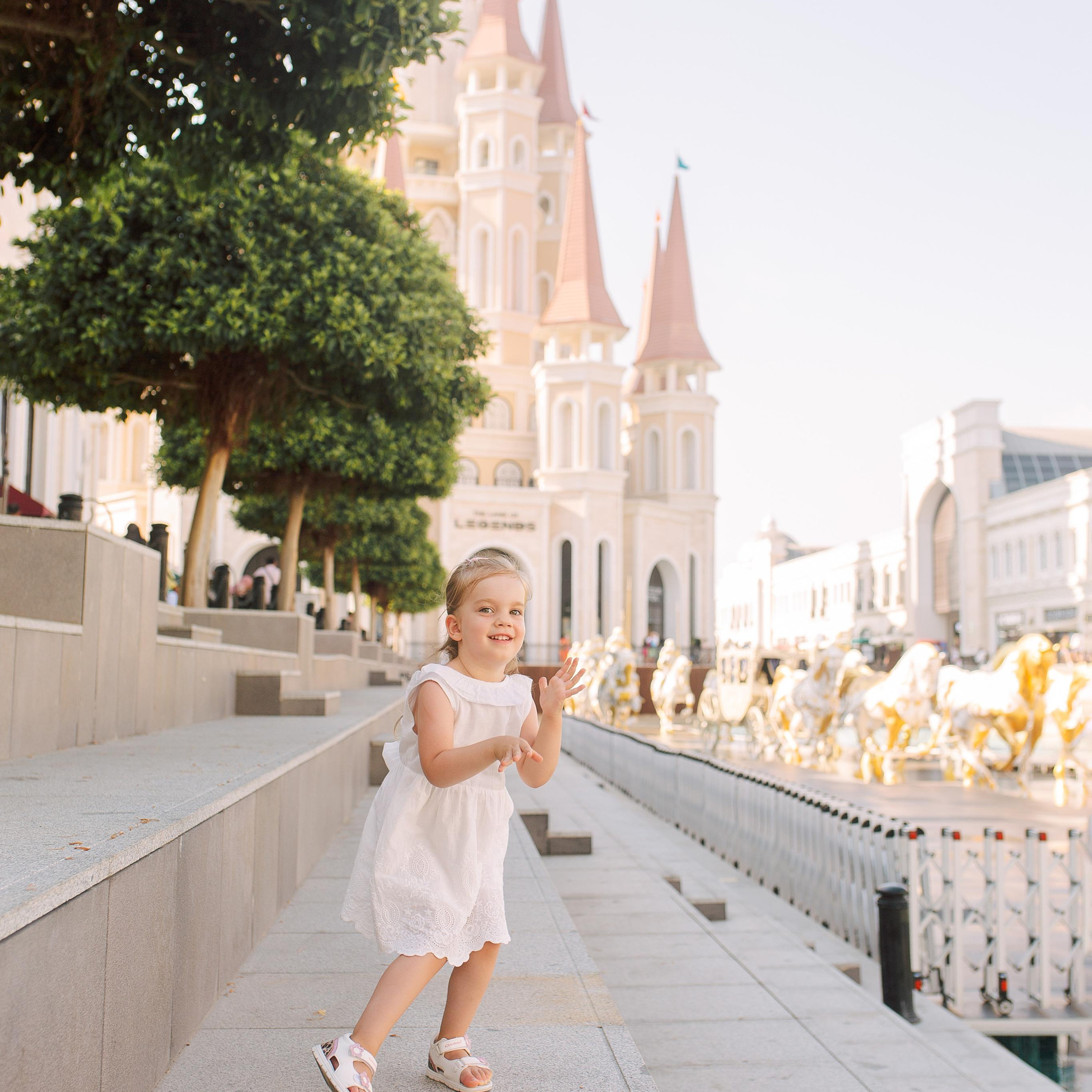 Family photo session in the Land of Legends park. Alsu Develi, Photographer in Turkey, Alanya, Side, Belek, Antalya, Kemer, Turkiye. Photoshooting in Alanya. Photosession in Belek, Side
