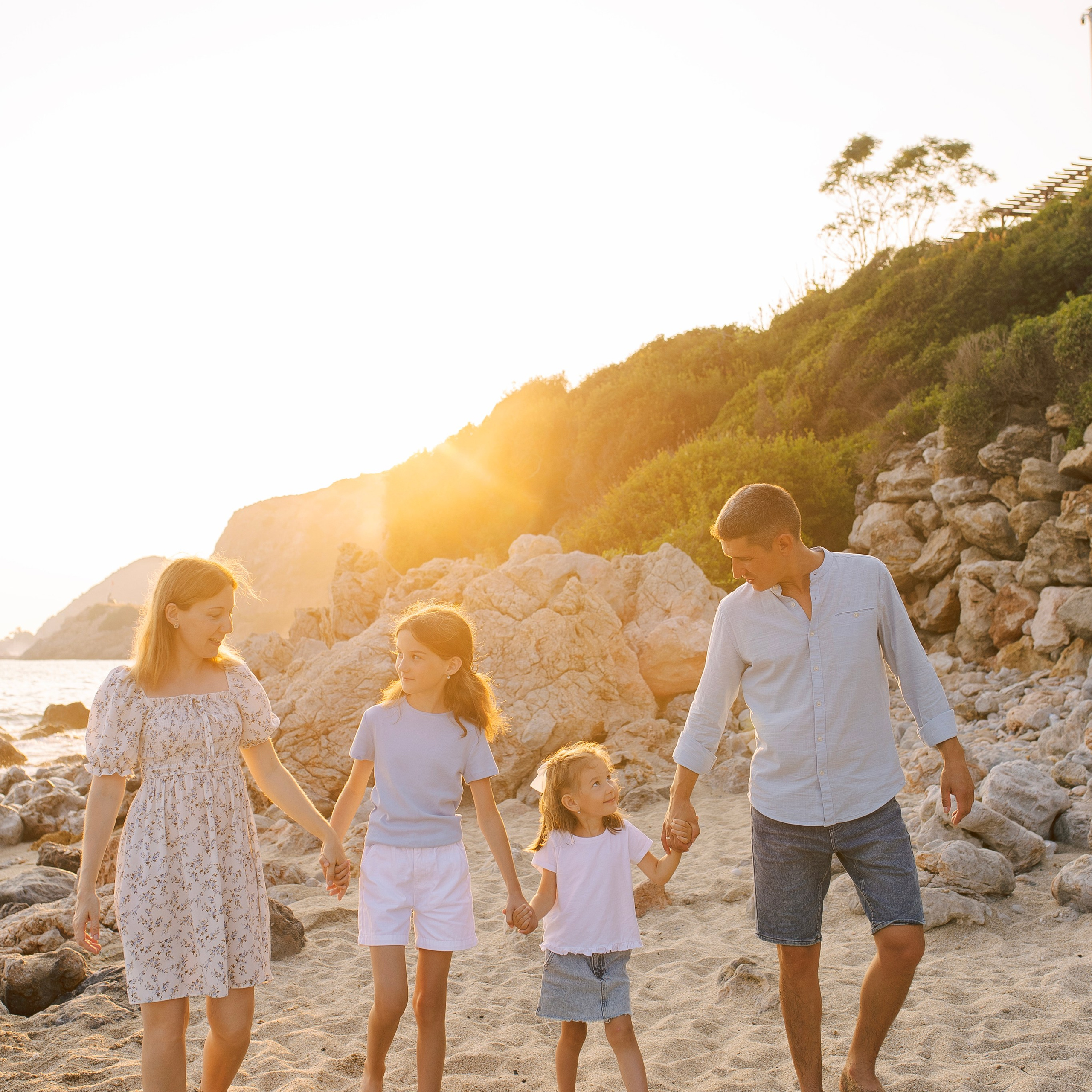 Семейная фотосессия на пляже Клеопатры в закатное время. Алсу Девели. Фотограф в Алании в Турции, Аланья, Сиде, Белек, Анталия, Кемер, Конаклы, Окурджалар. Фотосъемки в Алании. Фотосессия в Алания