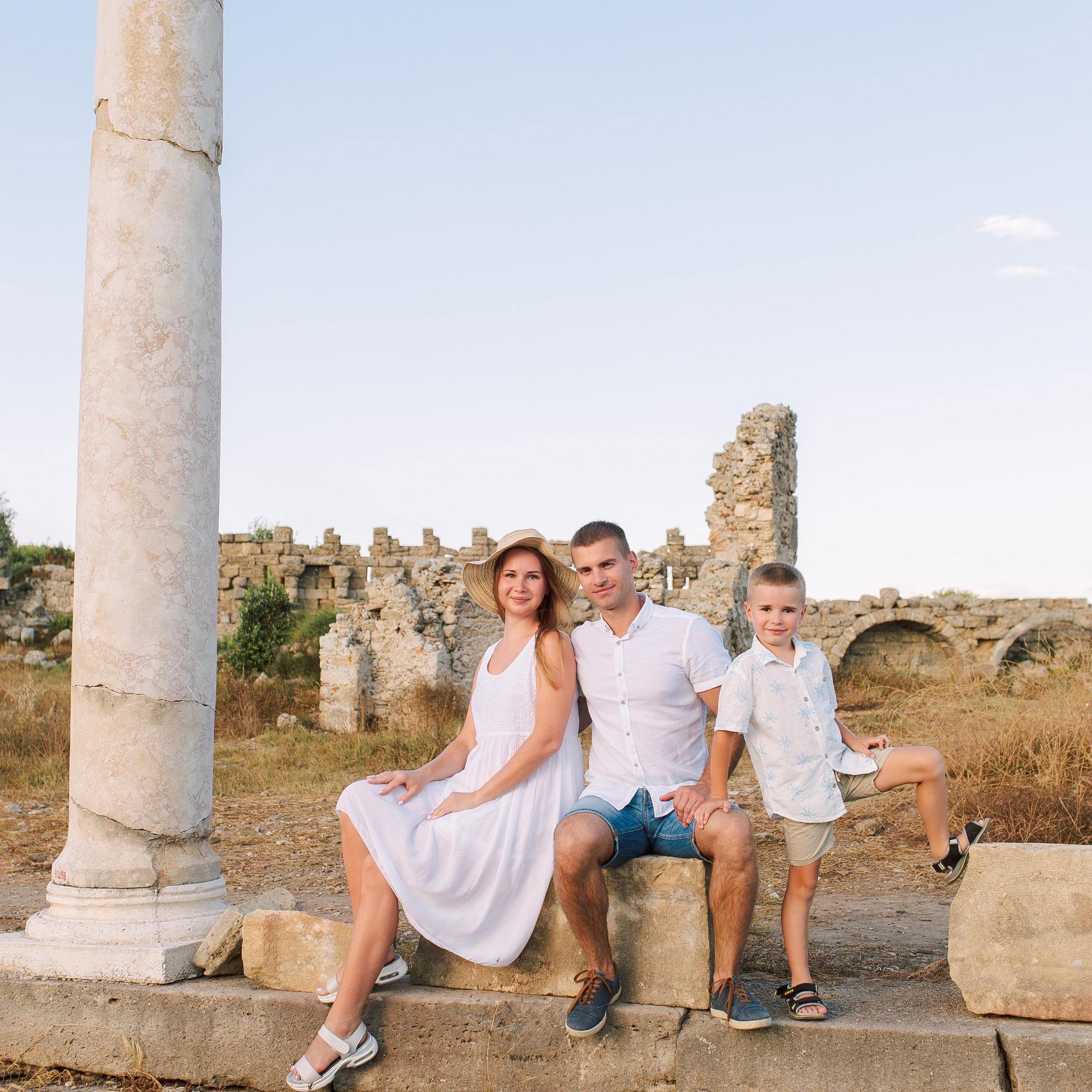 Family photoshooting in the ancient city of Side at sunset. Alsu Develi, Photographer in Turkey, Alanya, Side, Belek, Antalya, Kemer, Turkiye. Photoshooting in Alanya. Photosession in Belek, Side
