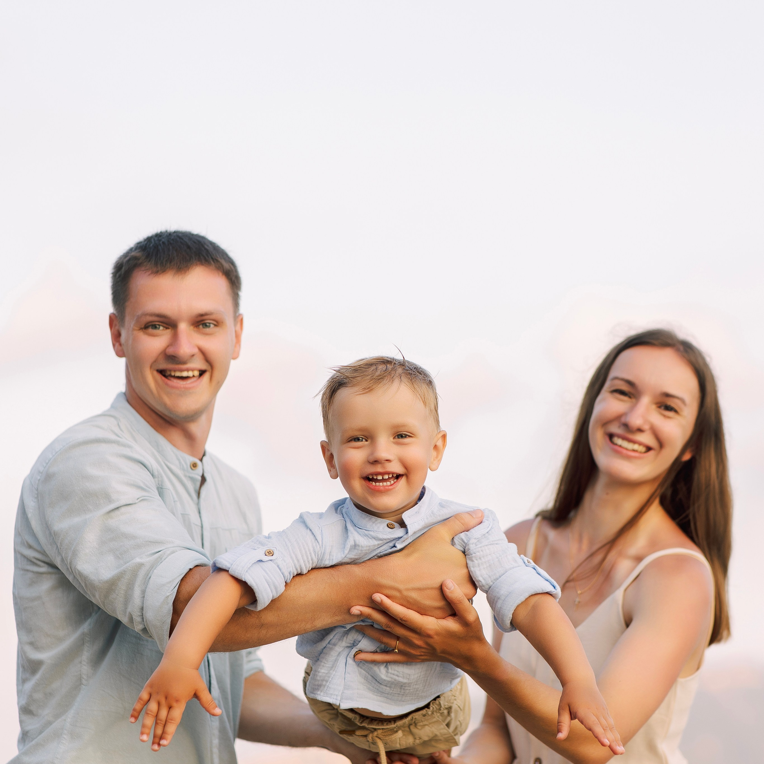 Sunset. Beach. Family photo session on Cleopatra beach at sunset in Alanya. Alanya. Alsu Develi, Photographer in Turkey, Alanya, Side, Belek, Antalya, Kemer, Turkiye. Photoshooting in Alanya. Photosession in Belek, Side