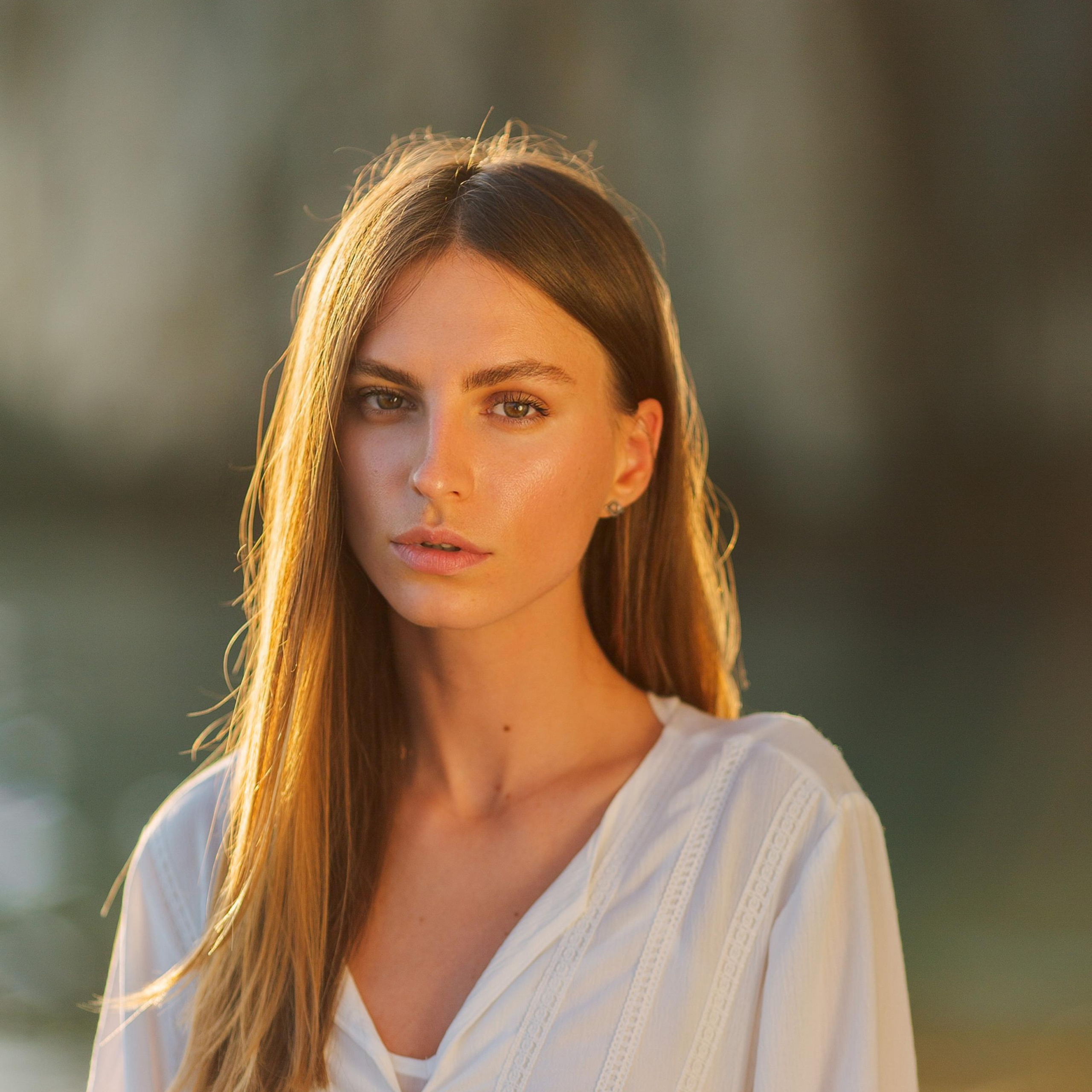 Photo shoot at the junction of the red mountain and the sea at sunset. Alsu Develi, Photographer in Turkey, Alanya, Side, Belek, Antalya, Kemer, Turkiye. Photoshooting in Alanya. Photosession in Belek, Side