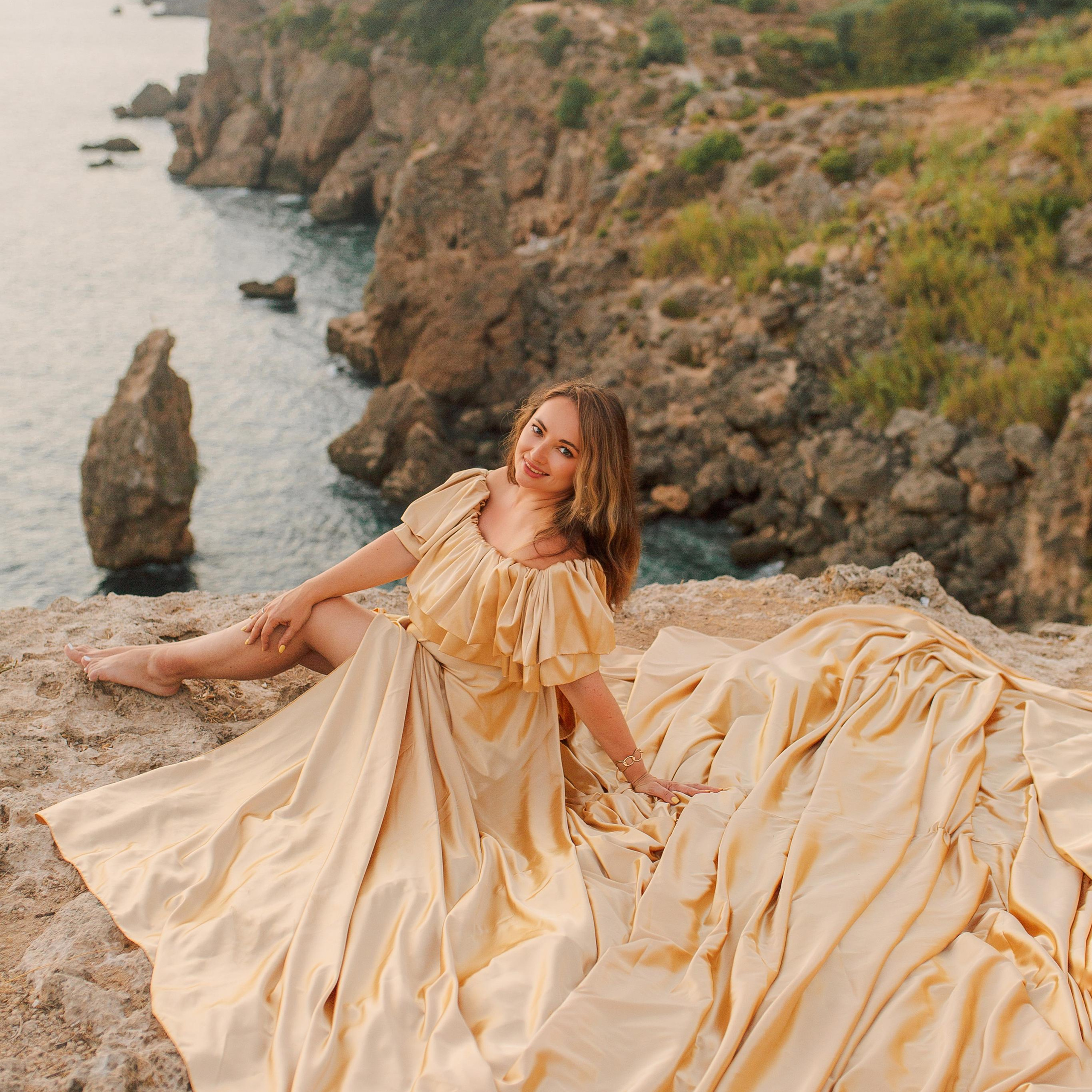 Cliff by the sea. Family photo session. Alsu Develi, Photographer in Turkey, Alanya, Side, Belek, Antalya, Kemer, Turkiye. Photoshooting in Alanya. Photosession in Belek, Side