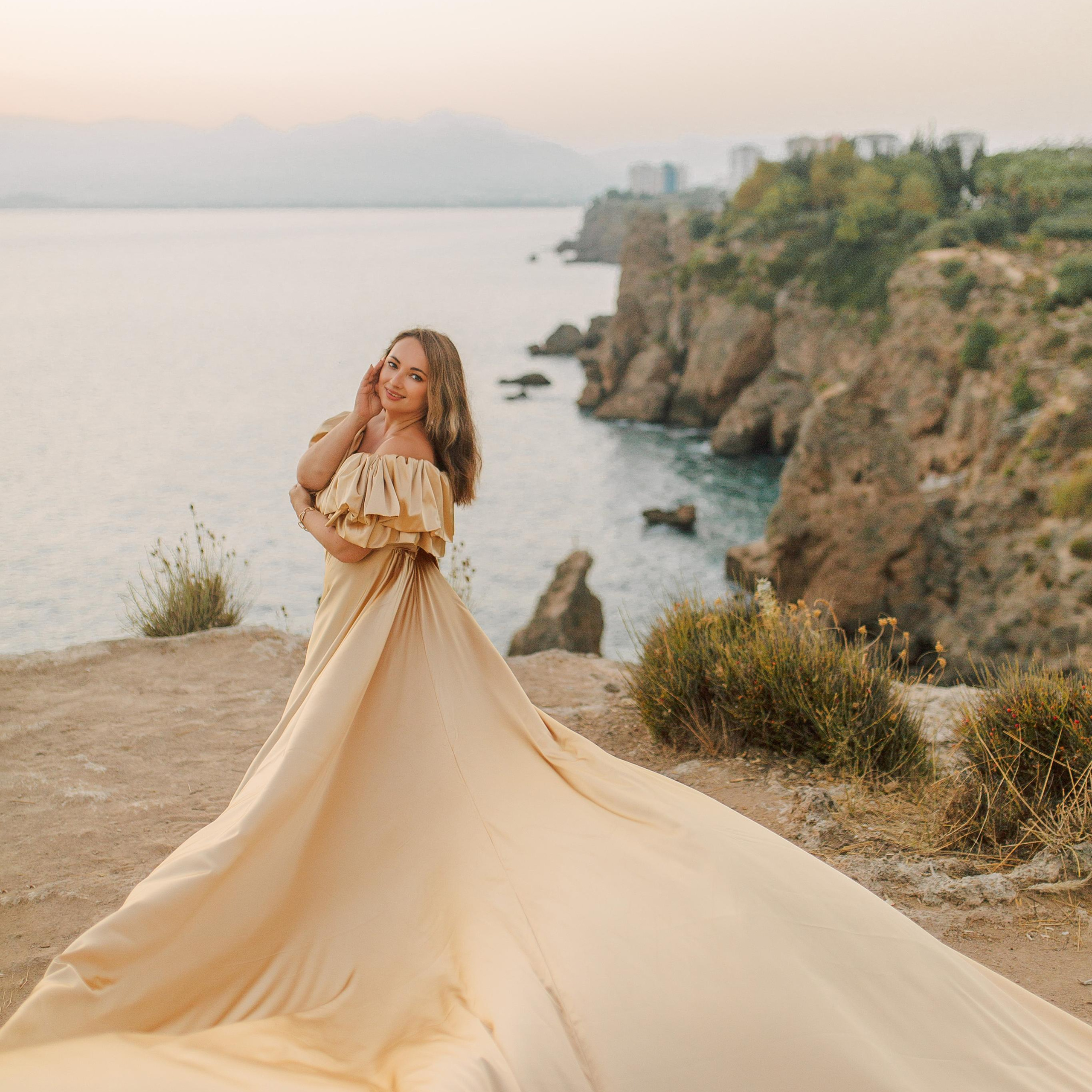 Cliff by the sea. Family photo session. Alsu Develi, Photographer in Turkey, Alanya, Side, Belek, Antalya, Kemer, Turkiye. Photoshooting in Alanya. Photosession in Belek, Side