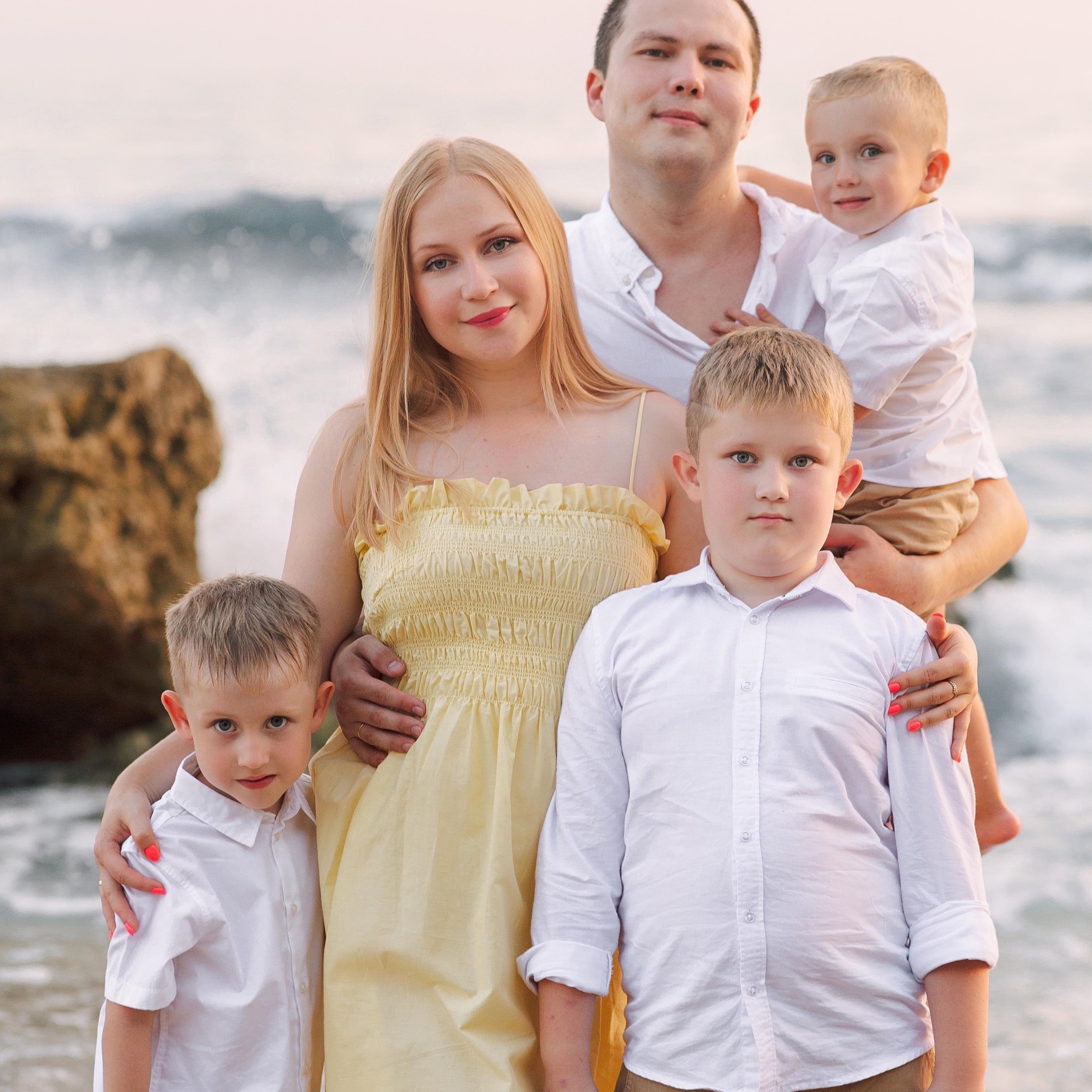 Family photo session on Cleopatra Beach at sunset. Alsu Develi, Photographer in Turkey, Alanya, Side, Belek, Antalya, Kemer, Turkiye. Photoshooting in Alanya. Photosession in Belek, Side