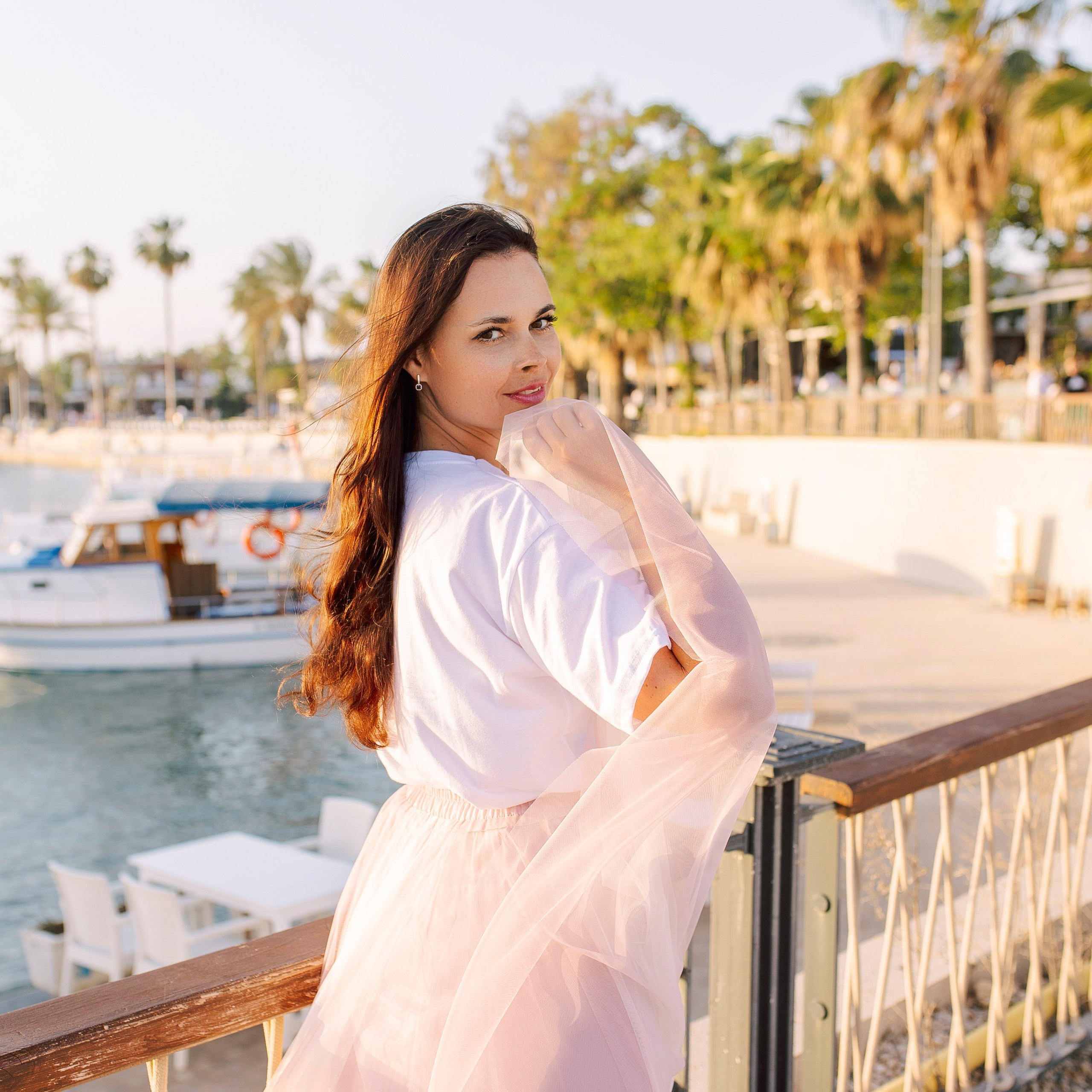 Sunset. Family photo session in the colorful streets of Side. Alsu Develi, Photographer in Turkey, Alanya, Side, Belek, Antalya, Kemer, Turkiye. Photoshooting in Alanya. Photosession in Belek, Side