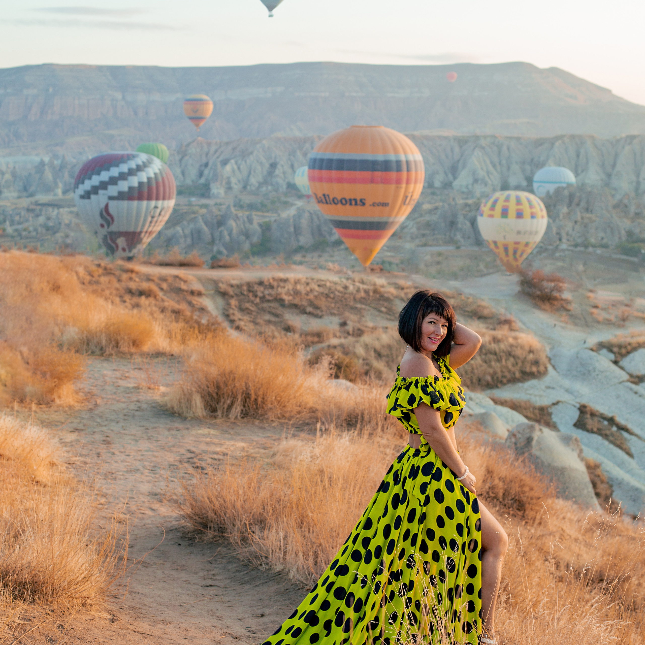 Photo shoot in Cappadocia against the backdrop of floating balloons. Alsu Develi, Photographer in Turkey, Alanya, Side, Belek, Antalya, Kemer, Turkiye. Photoshooting in Alanya. Photosession in Belek, Side