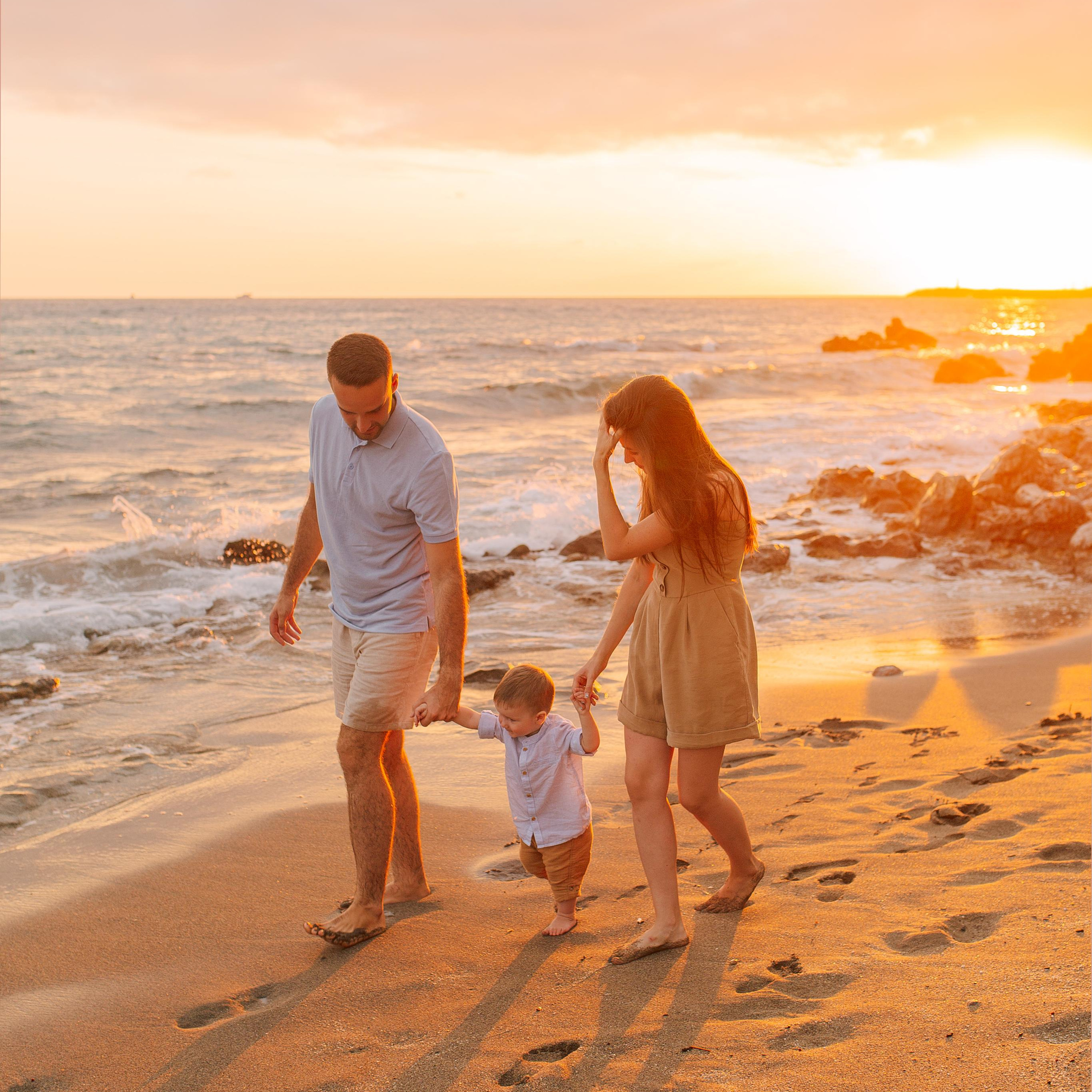 Family photoshoot on Cleopatra Beach Alanya, Antalya. Alsu Develi, Photographer in Turkey, Alanya, Side, Belek, Antalya, Kemer, Turkiye. Photoshooting in Alanya. Photosession in Belek, Side