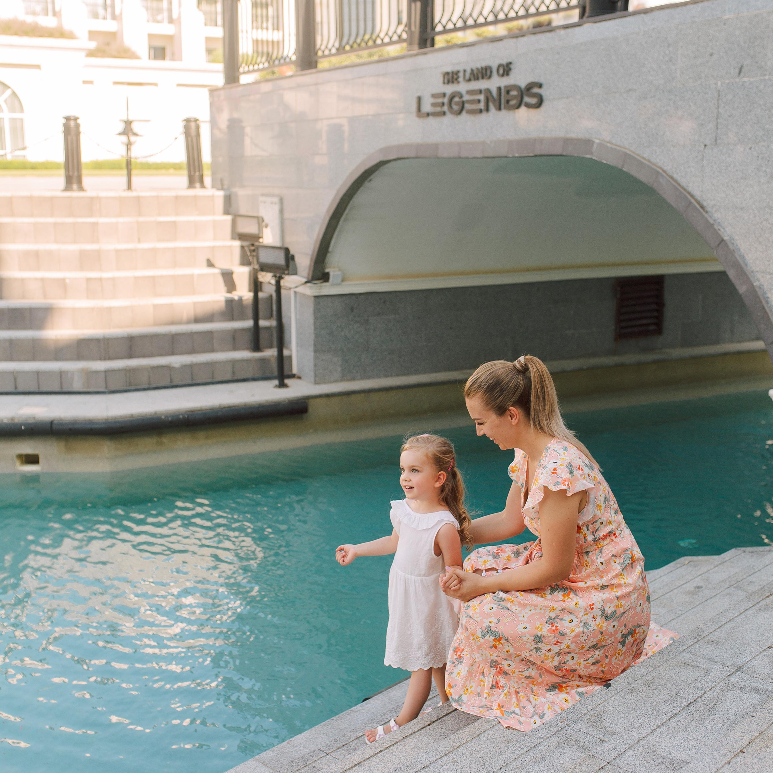 Family photo session in the Land of Legends park. Alsu Develi, Photographer in Turkey, Alanya, Side, Belek, Antalya, Kemer, Turkiye. Photoshooting in Alanya. Photosession in Belek, Side