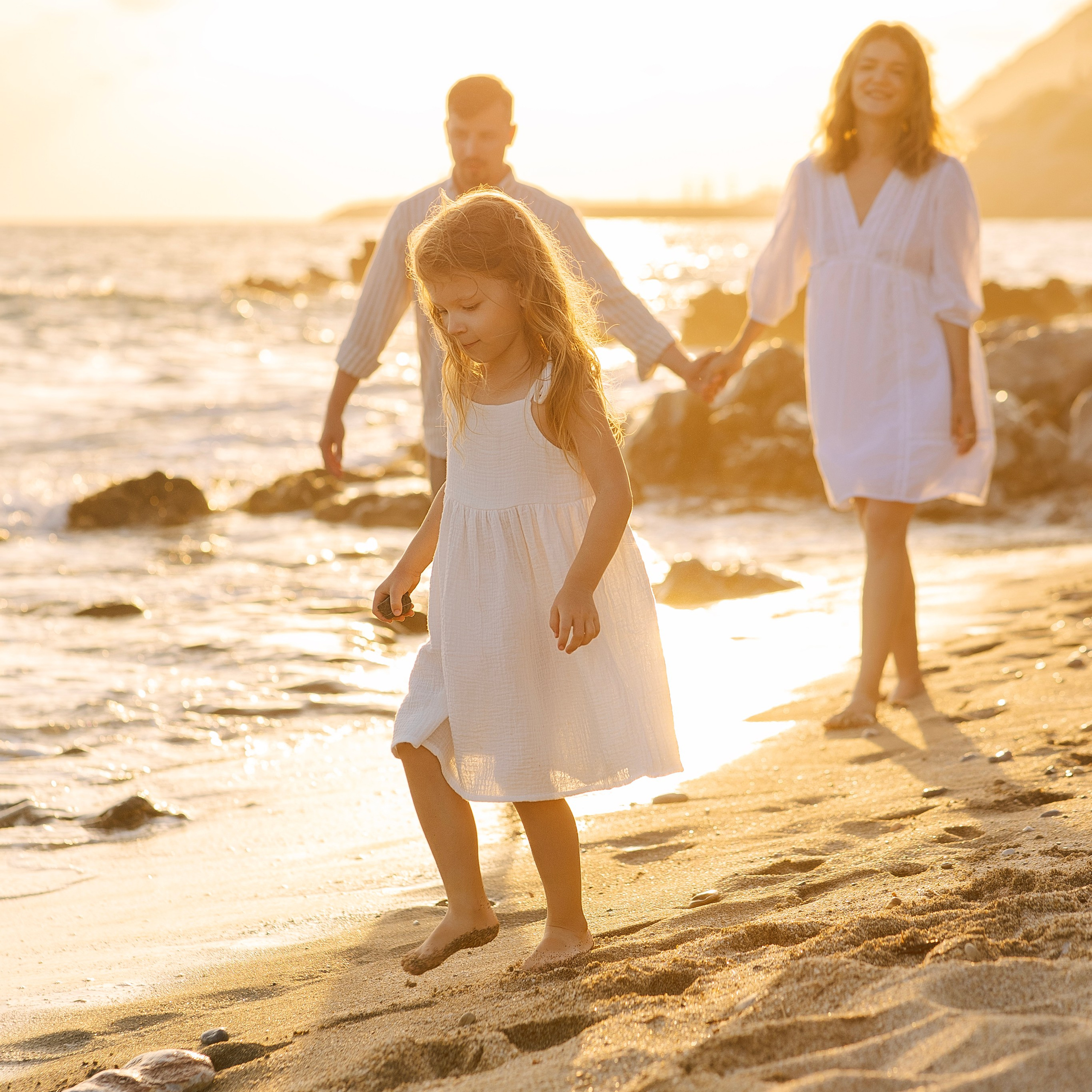 Магия заката на легендарном пляже Клеопатры. Это не просто съемка, это визуальный рассказ о вашей семье, любви и тепле. Мы соединили эстетику средиземноморского побережья с профессиональным подходом к фото и видео, чтобы каждый кадр возвращал вас в этот идеальный вечер в Аланье.