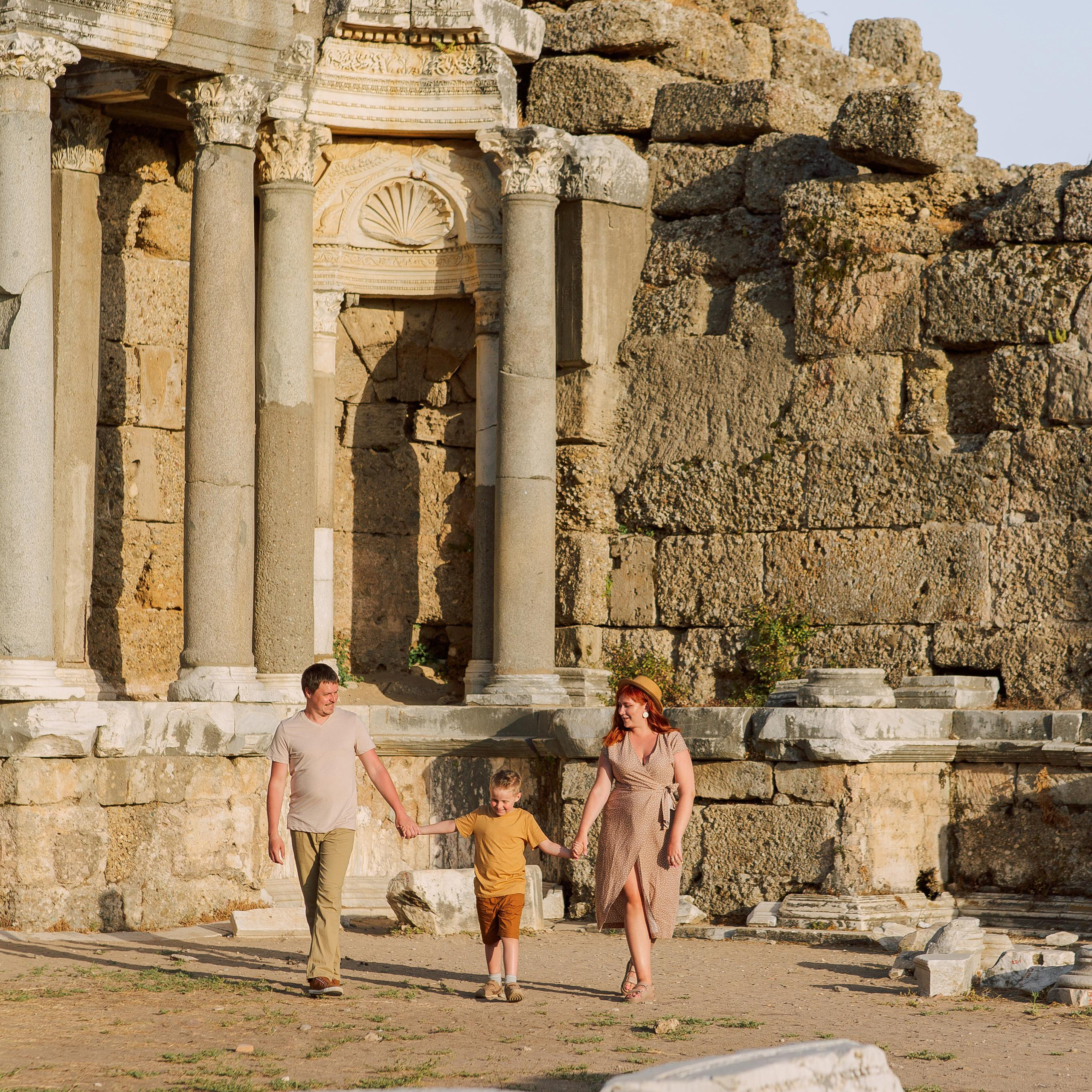 Семейная съемка в античном городе Сиде на закате. Алсу Девели. Фотограф в Алании в Турции, Аланья, Сиде, Белек, Анталия, Кемер, Конаклы, Окурджалар. Фотосъемки в Алании. Фотосессия в Алания