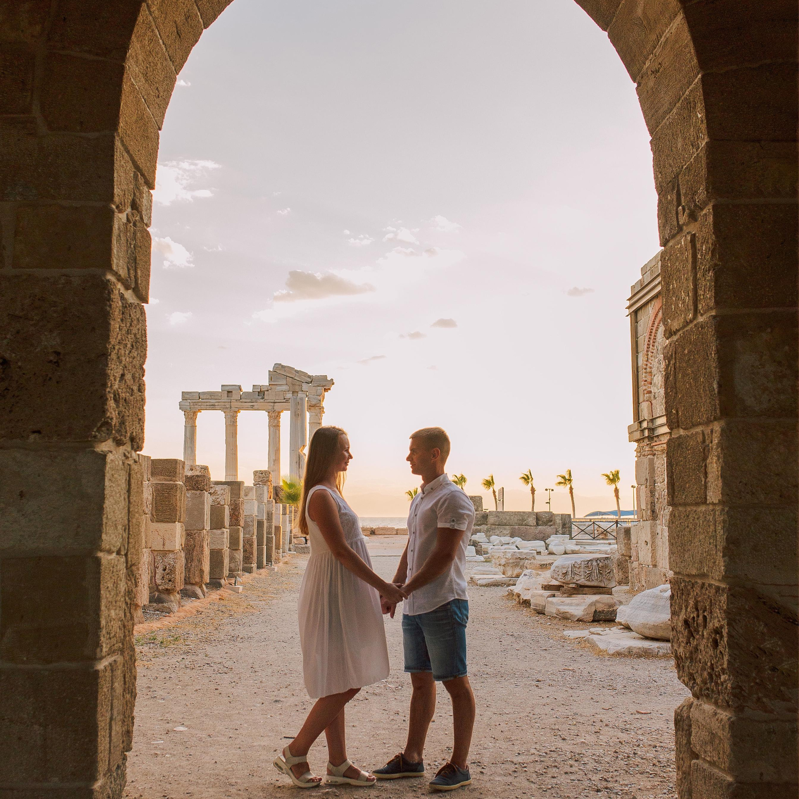 Family photoshooting in the ancient city of Side at sunset. Alsu Develi, Photographer in Turkey, Alanya, Side, Belek, Antalya, Kemer, Turkiye. Photoshooting in Alanya. Photosession in Belek, Side
