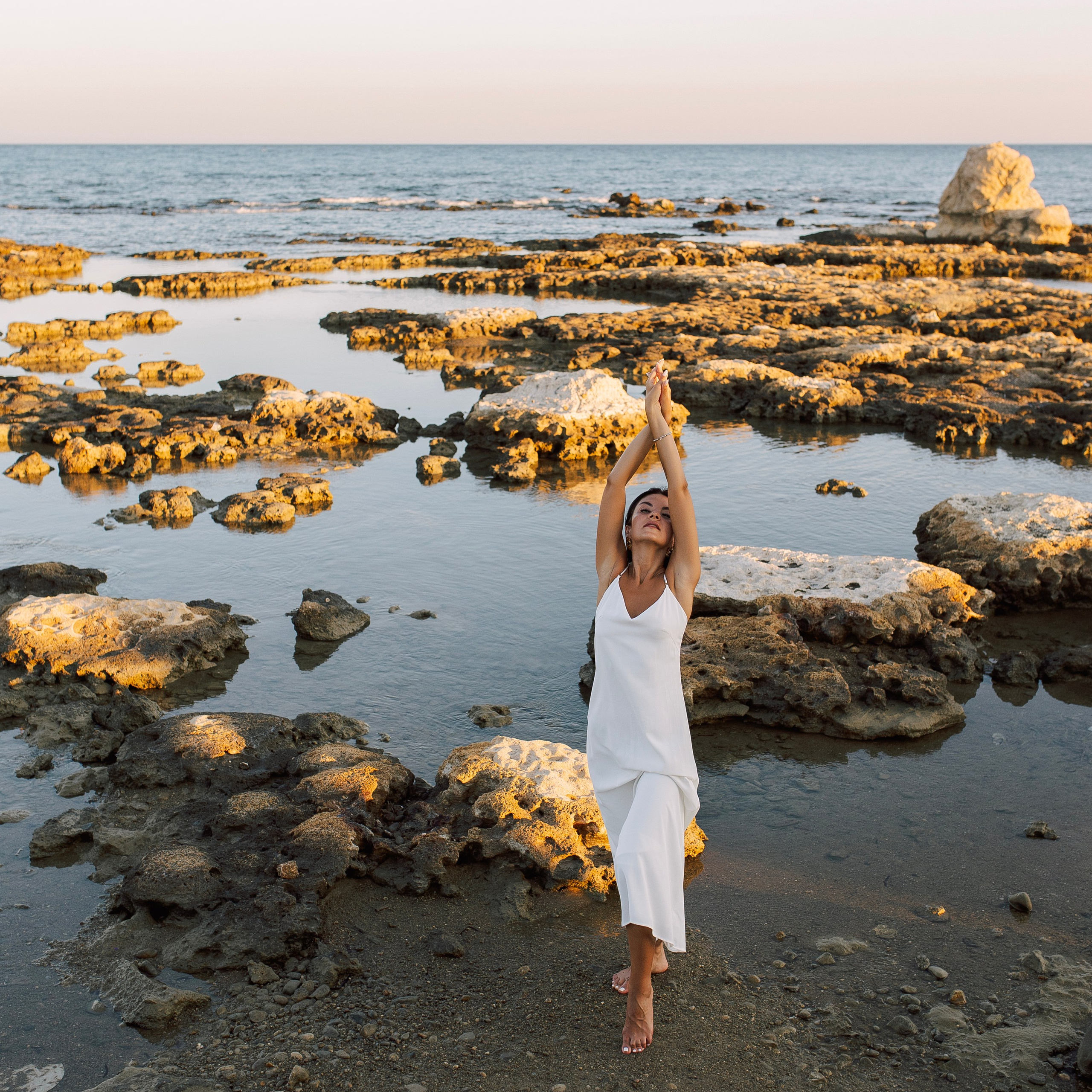 Sunset. Love Story on the beach in Side at sunset. Alsu Develi, Photographer in Turkey, Alanya, Side, Belek, Antalya, Kemer, Turkiye. Photoshooting in Alanya. Photosession in Belek, Side