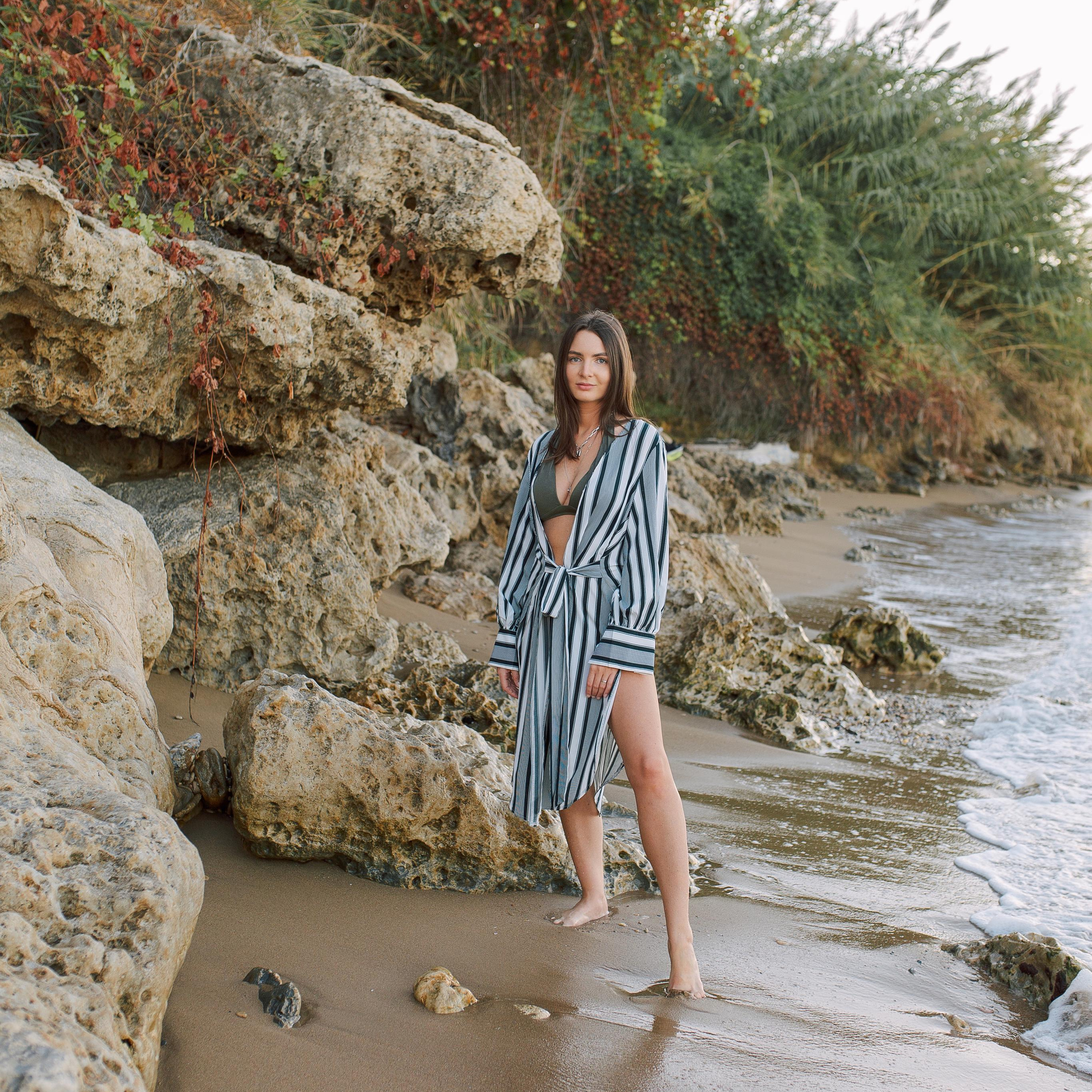 Photo session on the beach with rocks morning time. Alsu Develi, Photographer in Turkey, Alanya, Side, Belek, Antalya, Kemer, Turkiye. Photoshooting in Alanya. Photosession in Belek, Side