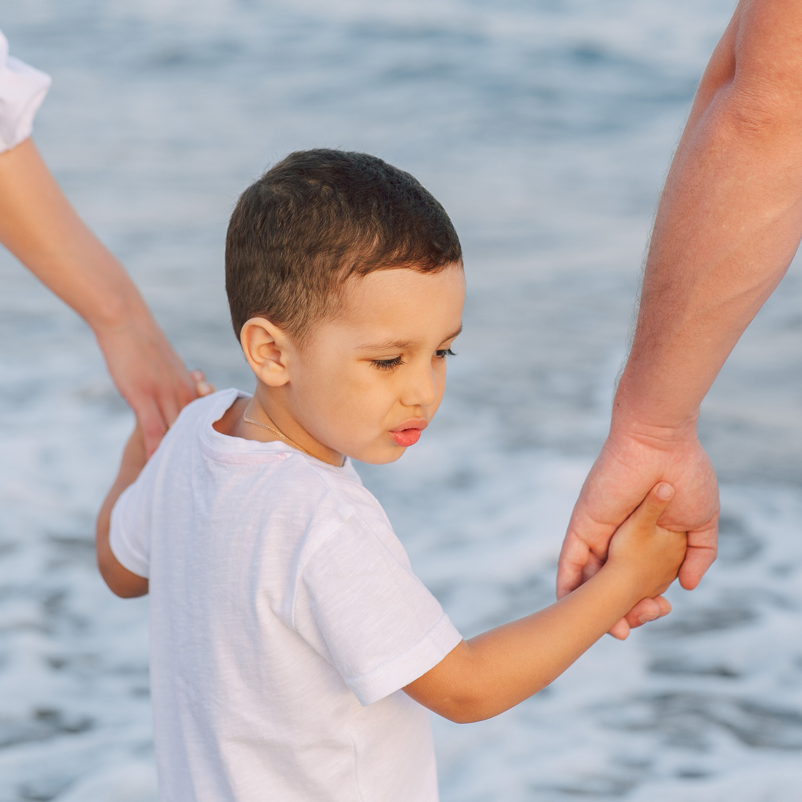 Family photo shoot on the beach in Belek at sunset. Alsu Develi, Photographer in Turkey, Alanya, Side, Belek, Antalya, Kemer, Turkiye. Photoshooting in Alanya. Photosession in Belek, Side