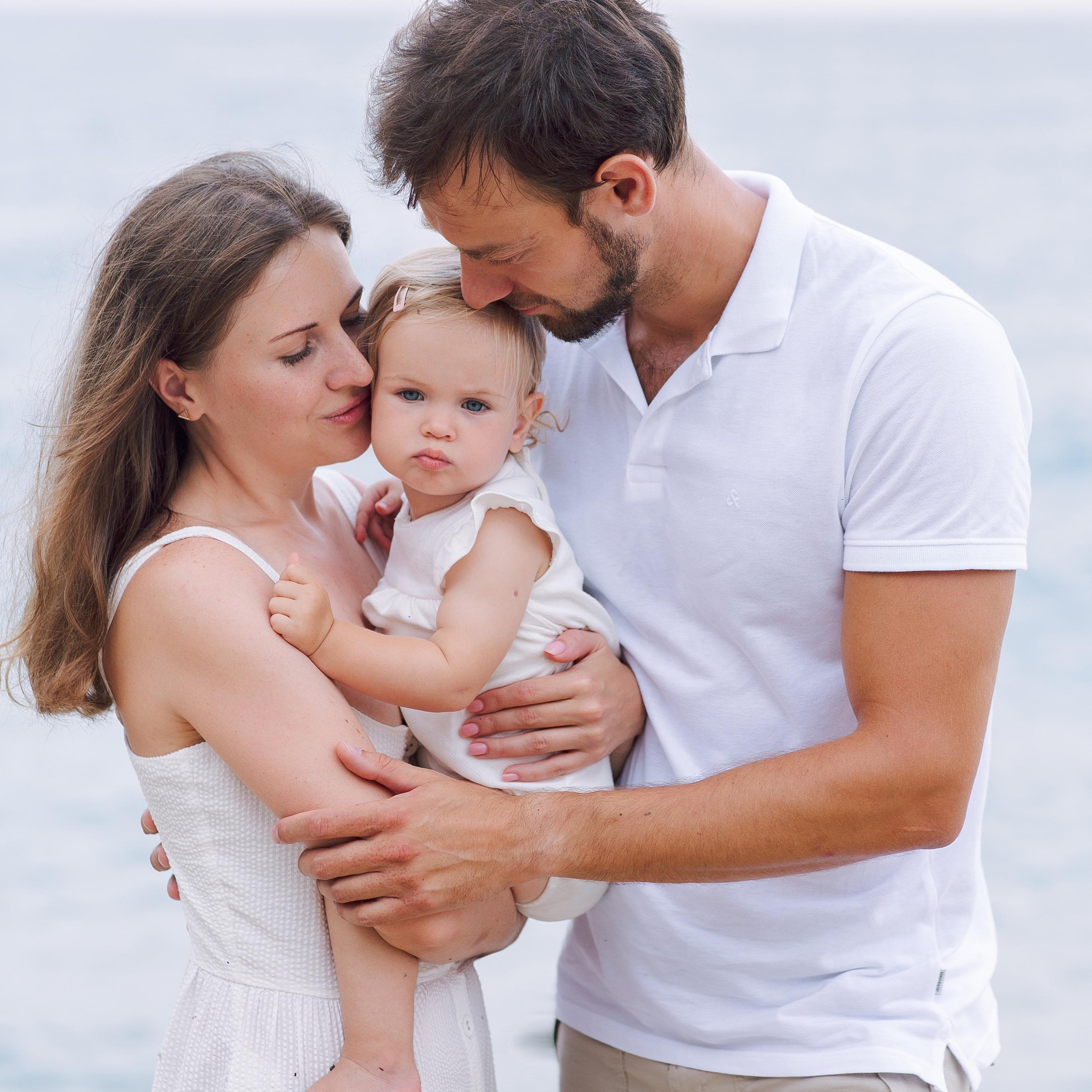 Morning family photo shoot on Cleopatra Beach. Alsu Develi, Photographer in Turkey, Alanya, Side, Belek, Antalya, Kemer, Turkiye. Photoshooting in Alanya. Photosession in Belek, Side