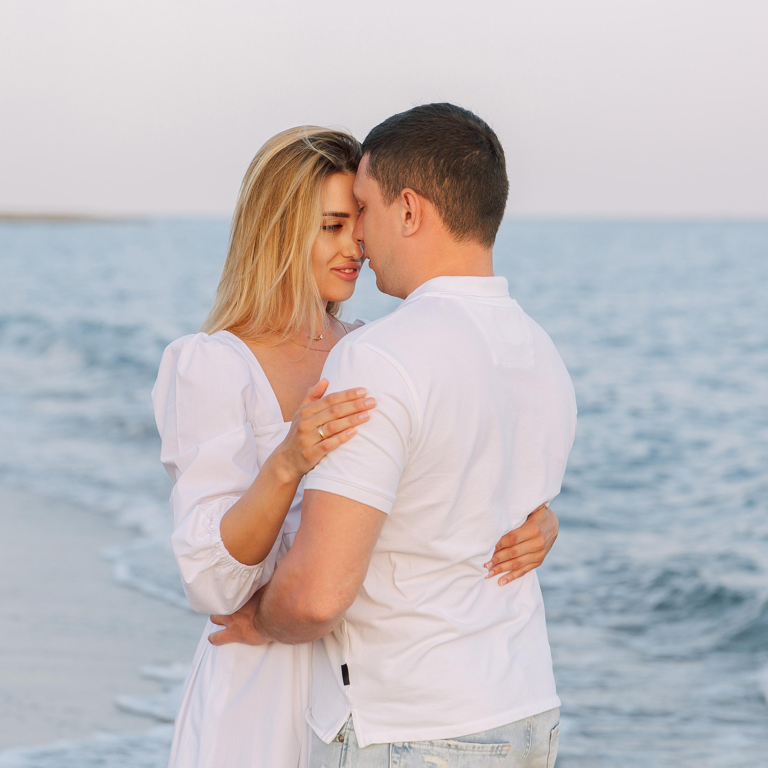 Family photo shoot on the beach in Belek at sunset. Alsu Develi, Photographer in Turkey, Alanya, Side, Belek, Antalya, Kemer, Turkiye. Photoshooting in Alanya. Photosession in Belek, Side