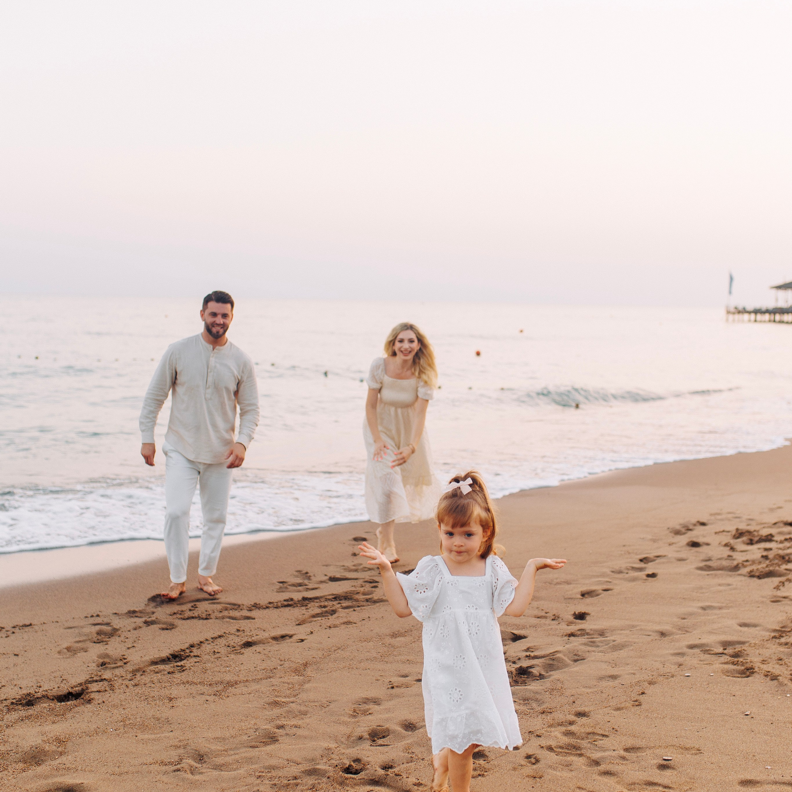 . Семейная фотосессия на пляже в Белеке. Алсу Девели. Фотограф в Алании в Турции, Аланья, Сиде, Белек, Анталия, Кемер, Конаклы, Окурджалар. Фотосъемки в Алании. Фотосессия в Алания