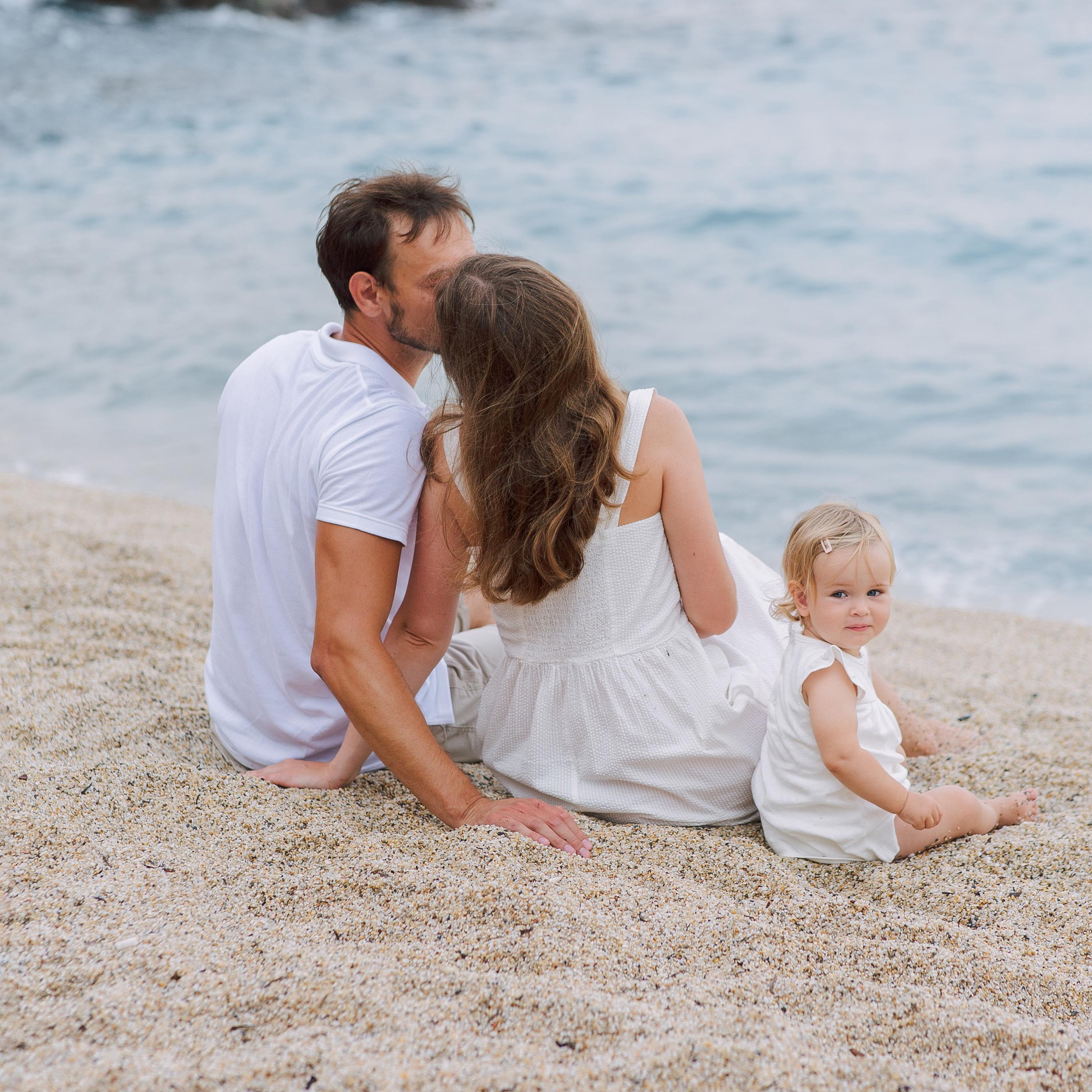 Morning family photo shoot on Cleopatra Beach. Alsu Develi, Photographer in Turkey, Alanya, Side, Belek, Antalya, Kemer, Turkiye. Photoshooting in Alanya. Photosession in Belek, Side