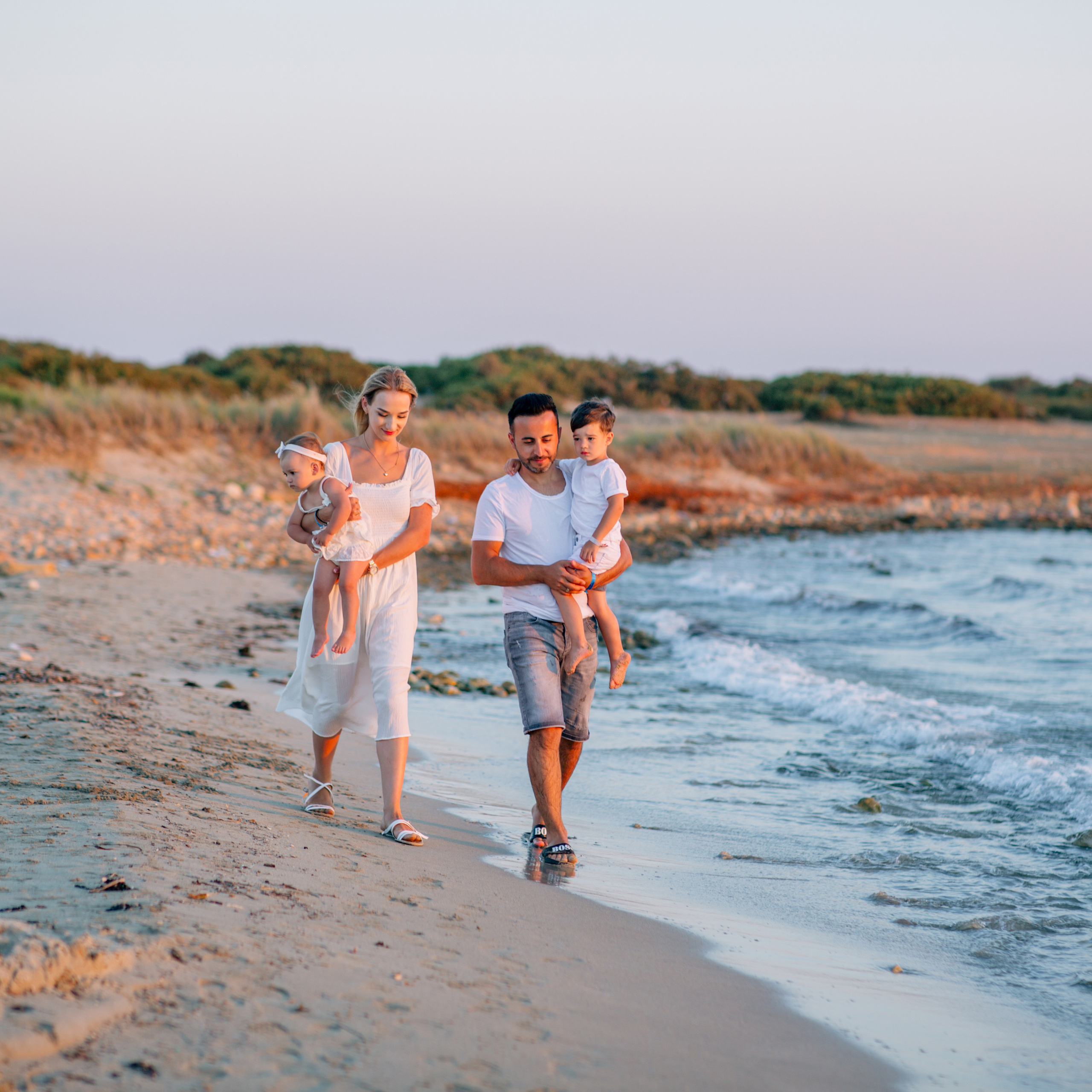 Family photo session in Didim. Alsu Develi, Photographer in Turkey, Alanya, Side, Belek, Antalya, Kemer, Turkiye. Photoshooting in Alanya. Photosession in Belek, Side