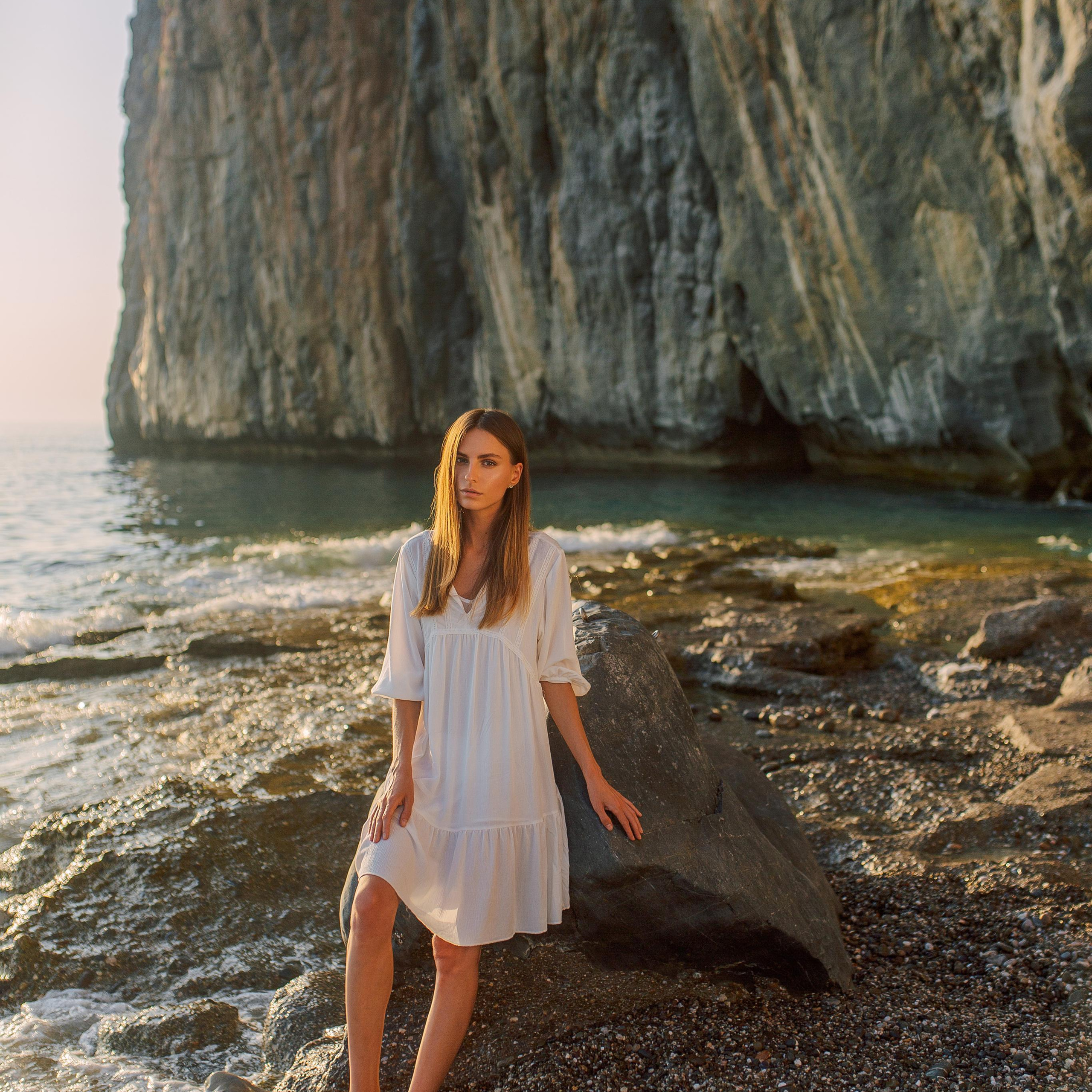 Photo shoot at the junction of the red mountain and the sea at sunset. Alsu Develi, Photographer in Turkey, Alanya, Side, Belek, Antalya, Kemer, Turkiye. Photoshooting in Alanya. Photosession in Belek, Side
