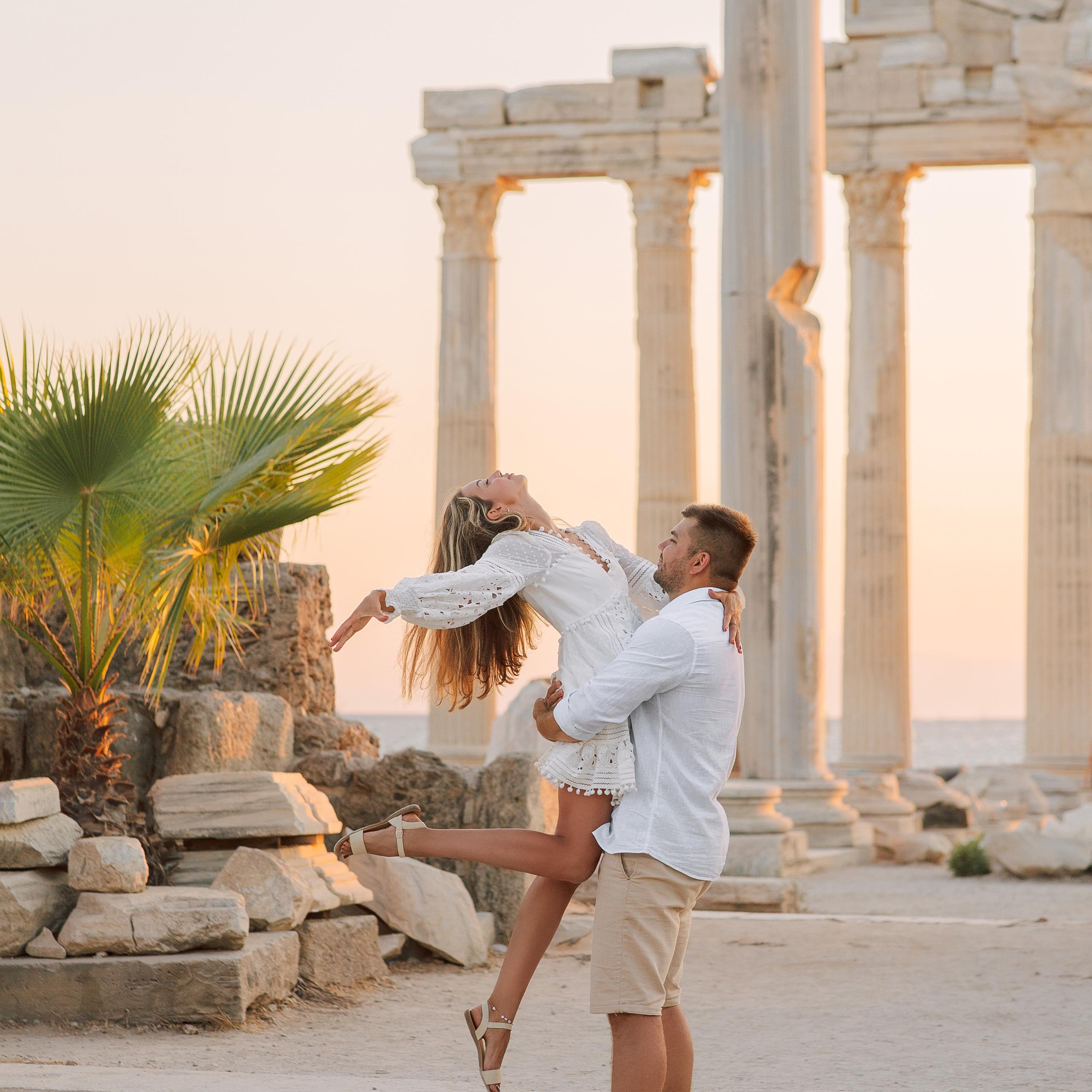 Couple photo shoot in the ancient city of Side. Alsu Develi, Photographer in Turkey, Alanya, Side, Belek, Antalya, Kemer, Turkiye. Photoshooting in Alanya. Photosession in Belek, Side