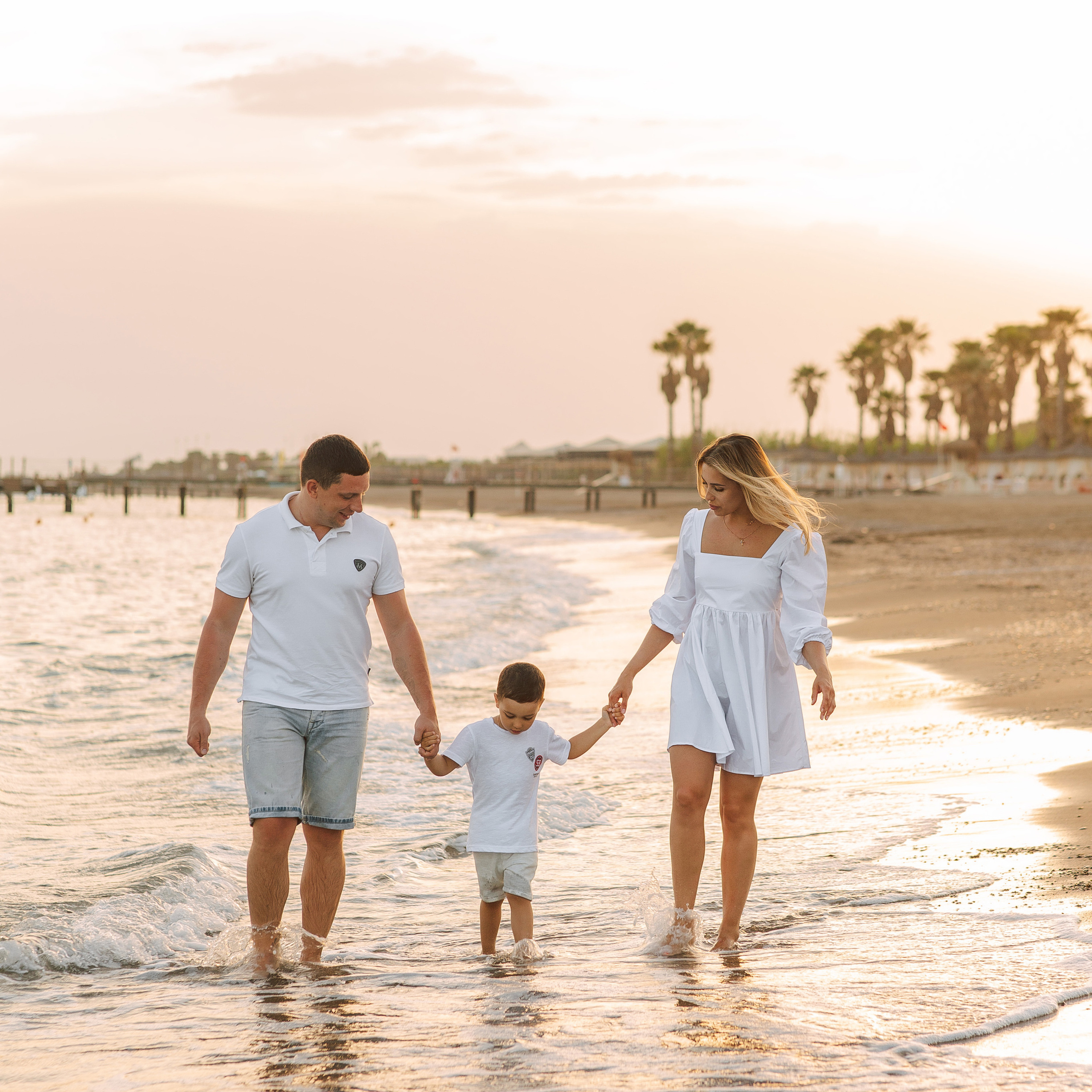 Family photo shoot on the beach in Belek at sunset. Alsu Develi, Photographer in Turkey, Alanya, Side, Belek, Antalya, Kemer, Turkiye. Photoshooting in Alanya. Photosession in Belek, Side