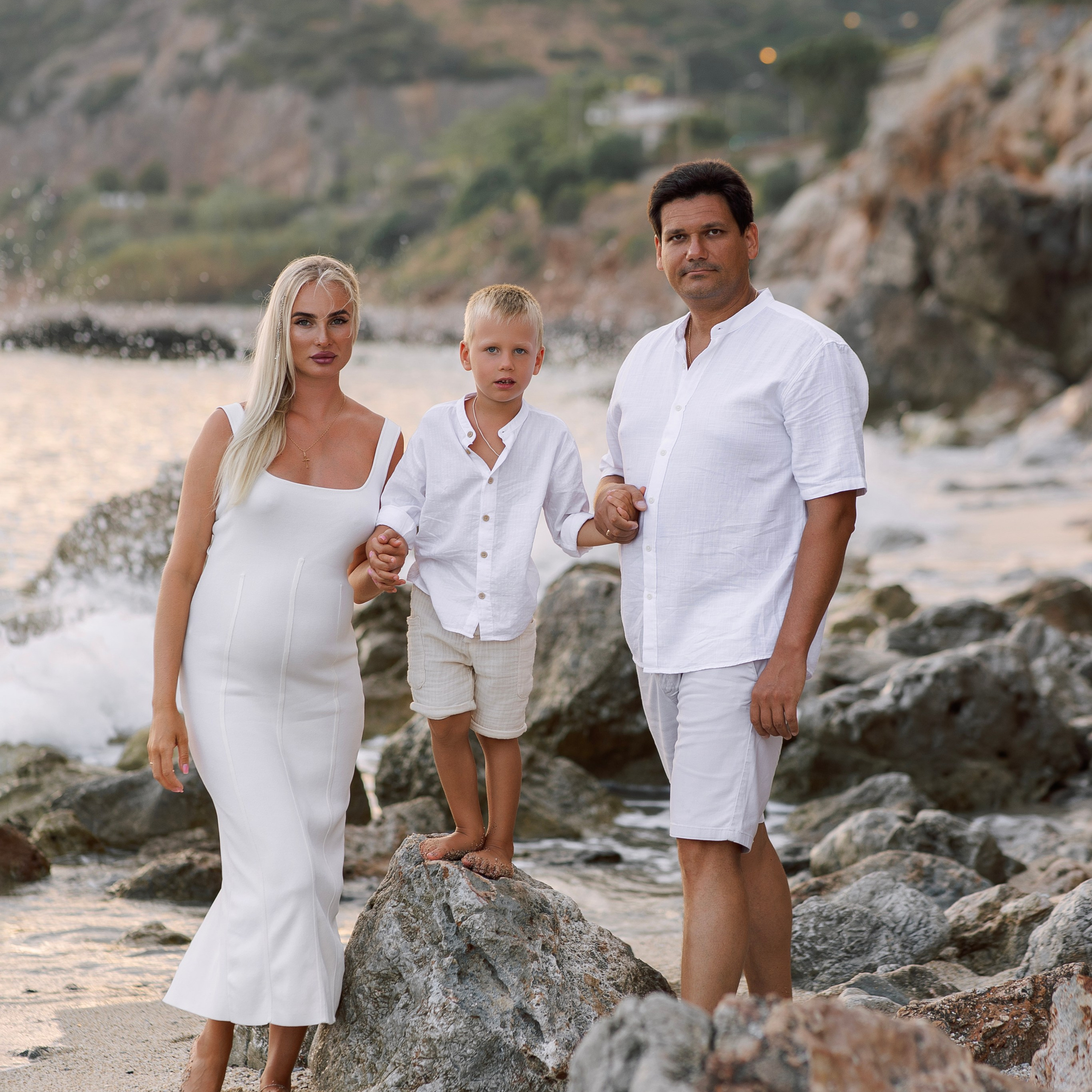 Family photo session on Cleopatra Beach at sunset…. Alsu Develi, Photographer in Turkey, Alanya, Side, Belek, Antalya, Kemer, Turkiye. Photoshooting in Alanya. Photosession in Belek, Side